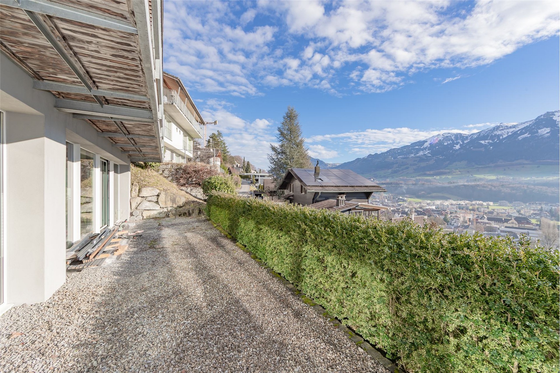 Balkon- oder Terrassenbereich mit Bergblick