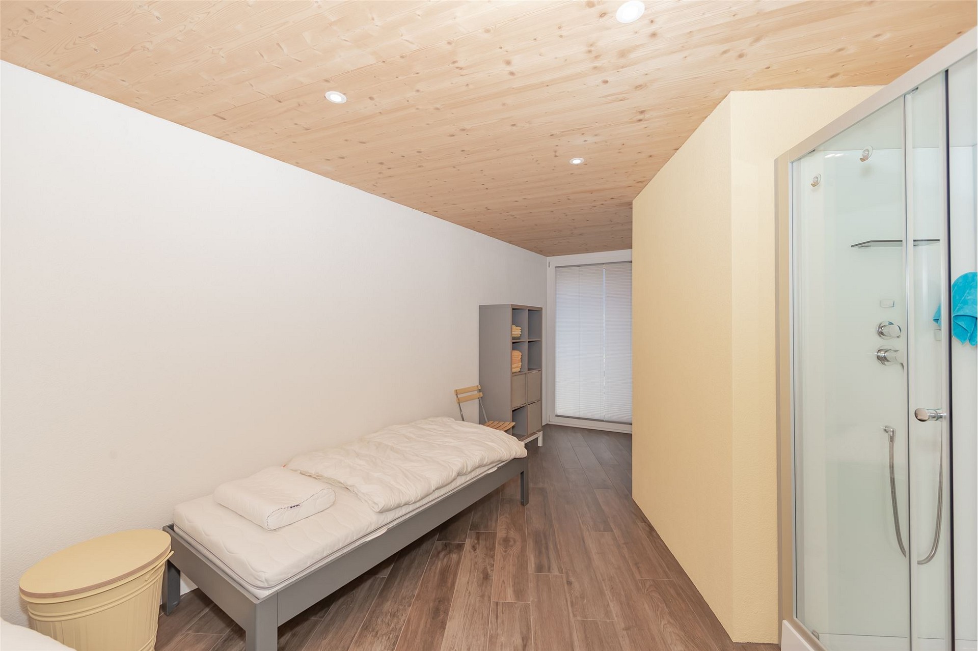 Schmale Schlaf- und Wellnesszone mit Dusche