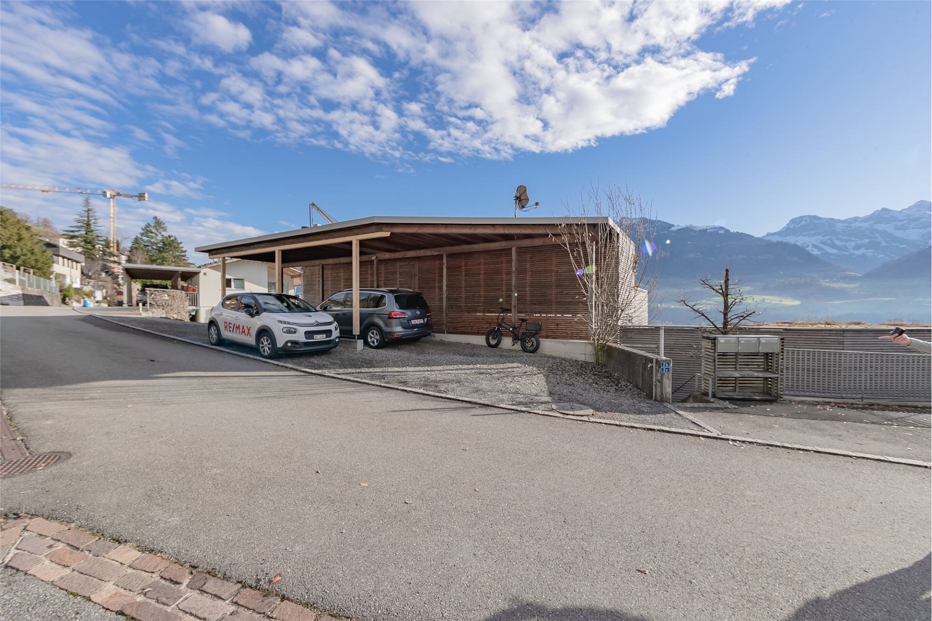Modernes Haus mit Carport und Bergblick