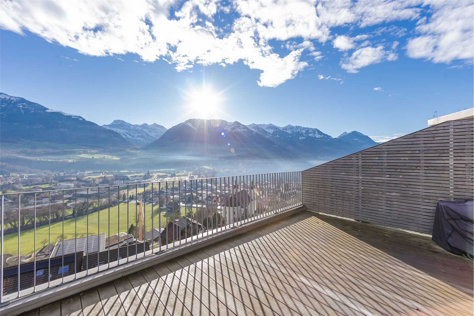 Balkon mit Bergpanorama