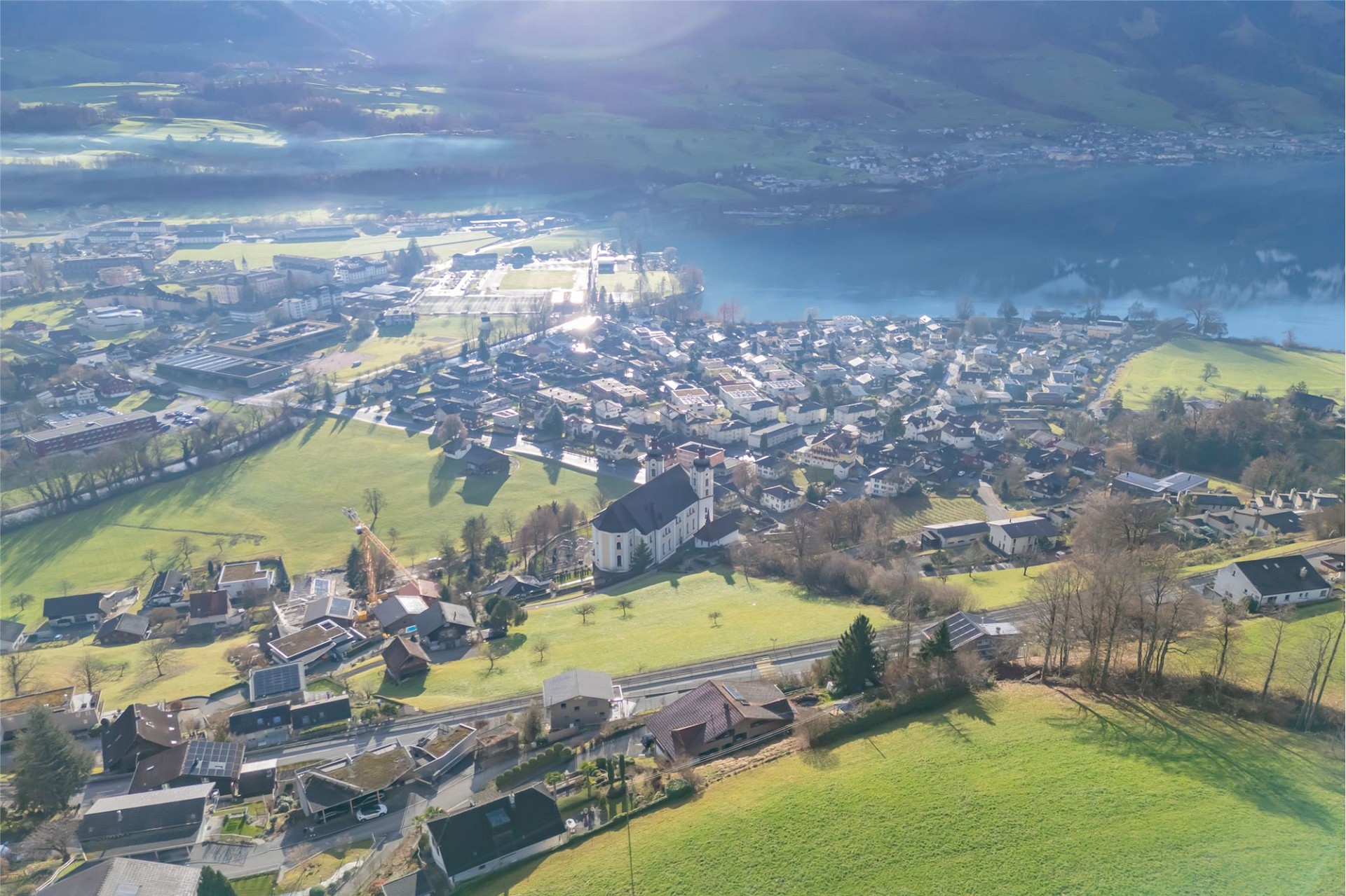 Luftaufnahme einer Stadt am See