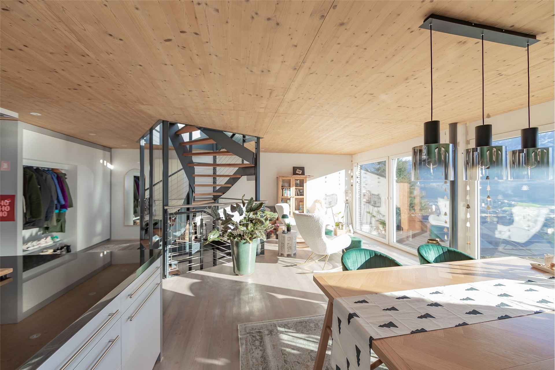 Offener Wohnraum mit Treppe und Holzdecke