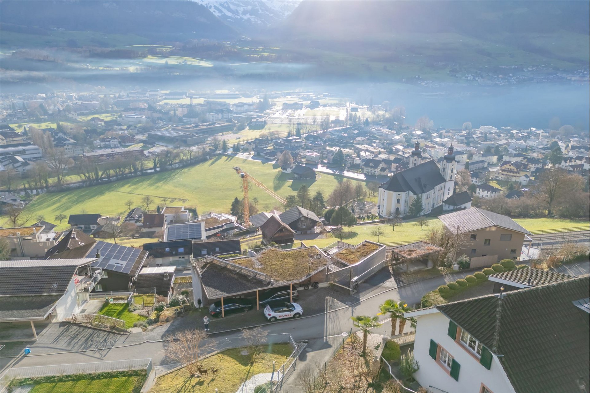 Luftaufnahme mit See- und Alpenpanorama