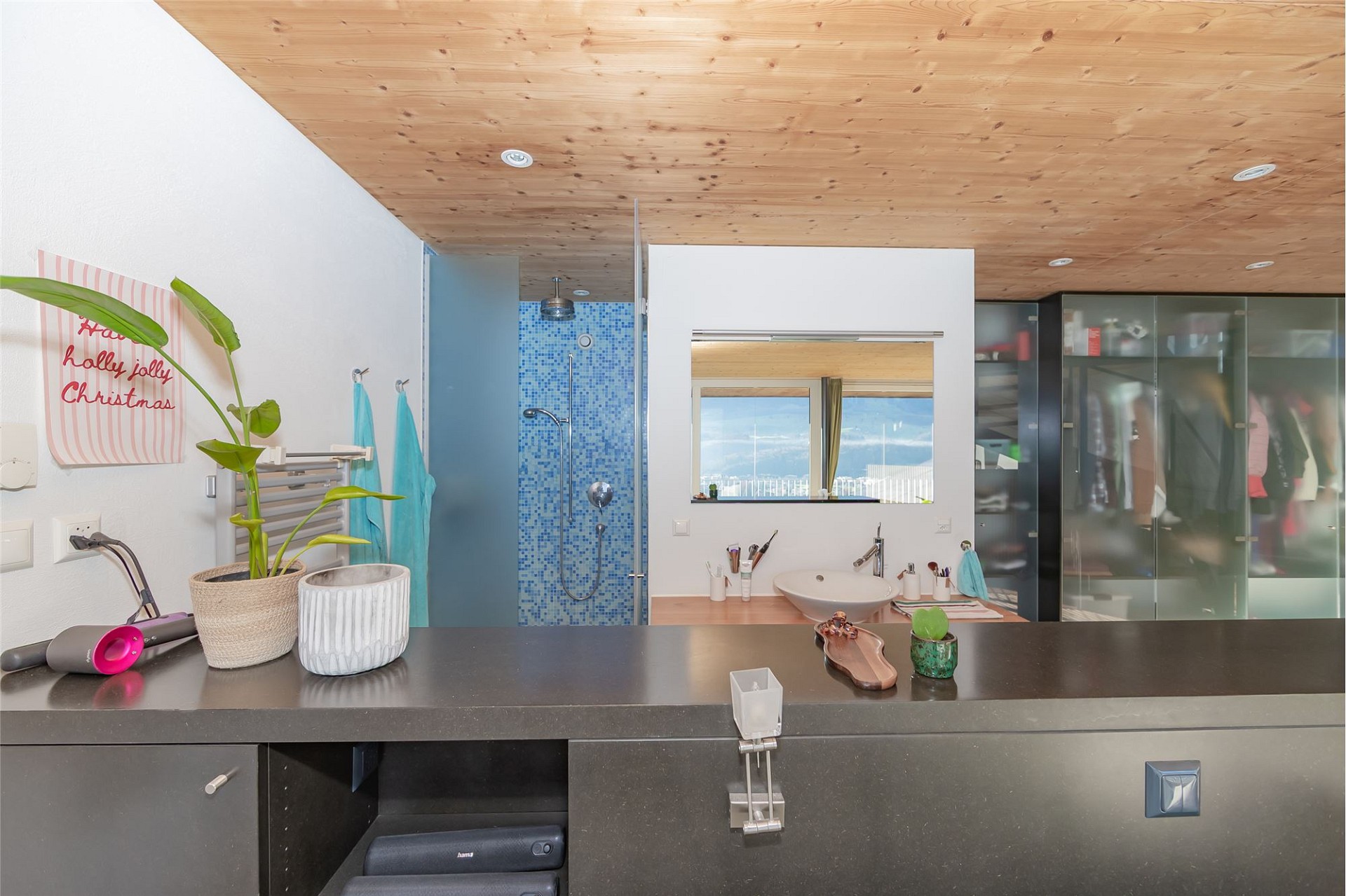 Modernes Badezimmer mit Holzdecke und Glasdusche
