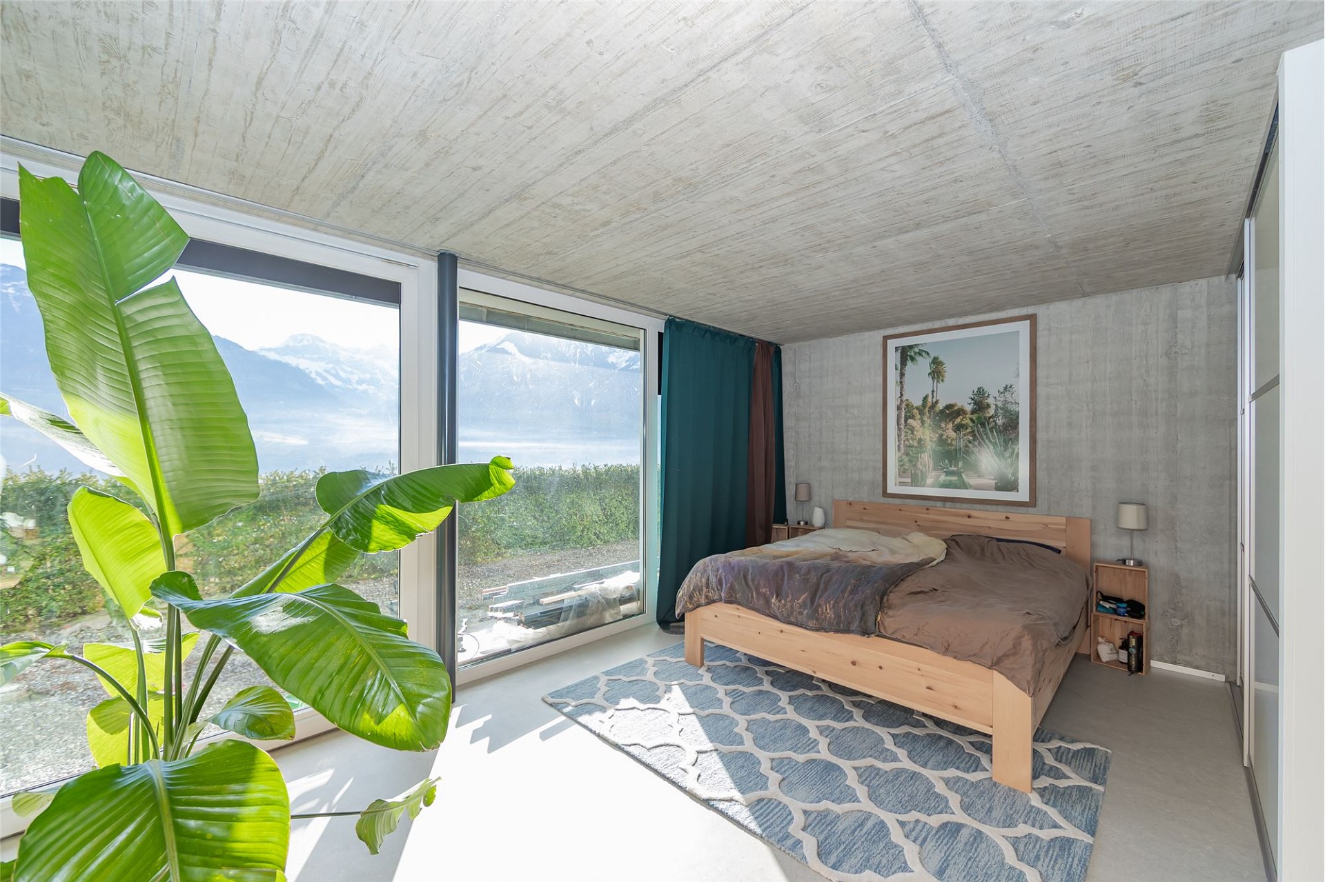 Helles Schlafzimmer mit Bergblick