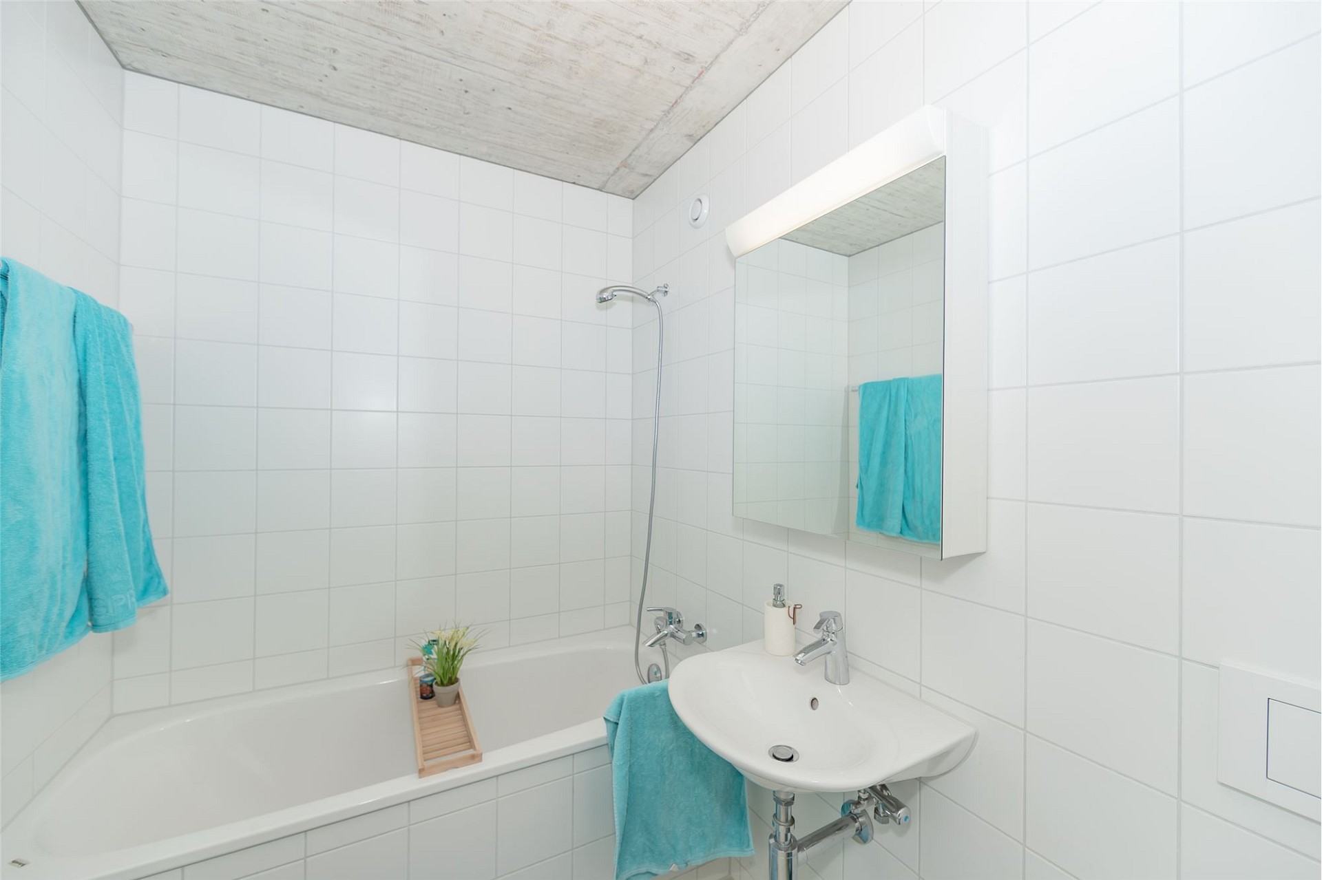 Modernes weißes Badezimmer mit Badewanne und Waschtisch
