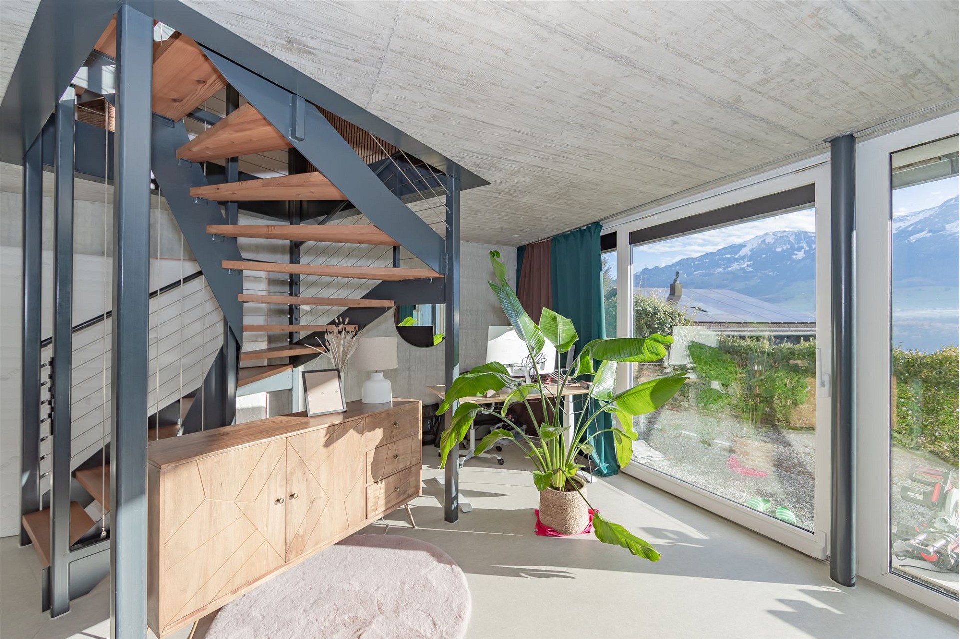 Moderne Wohnraum-Ecke mit Treppe und Bergblick