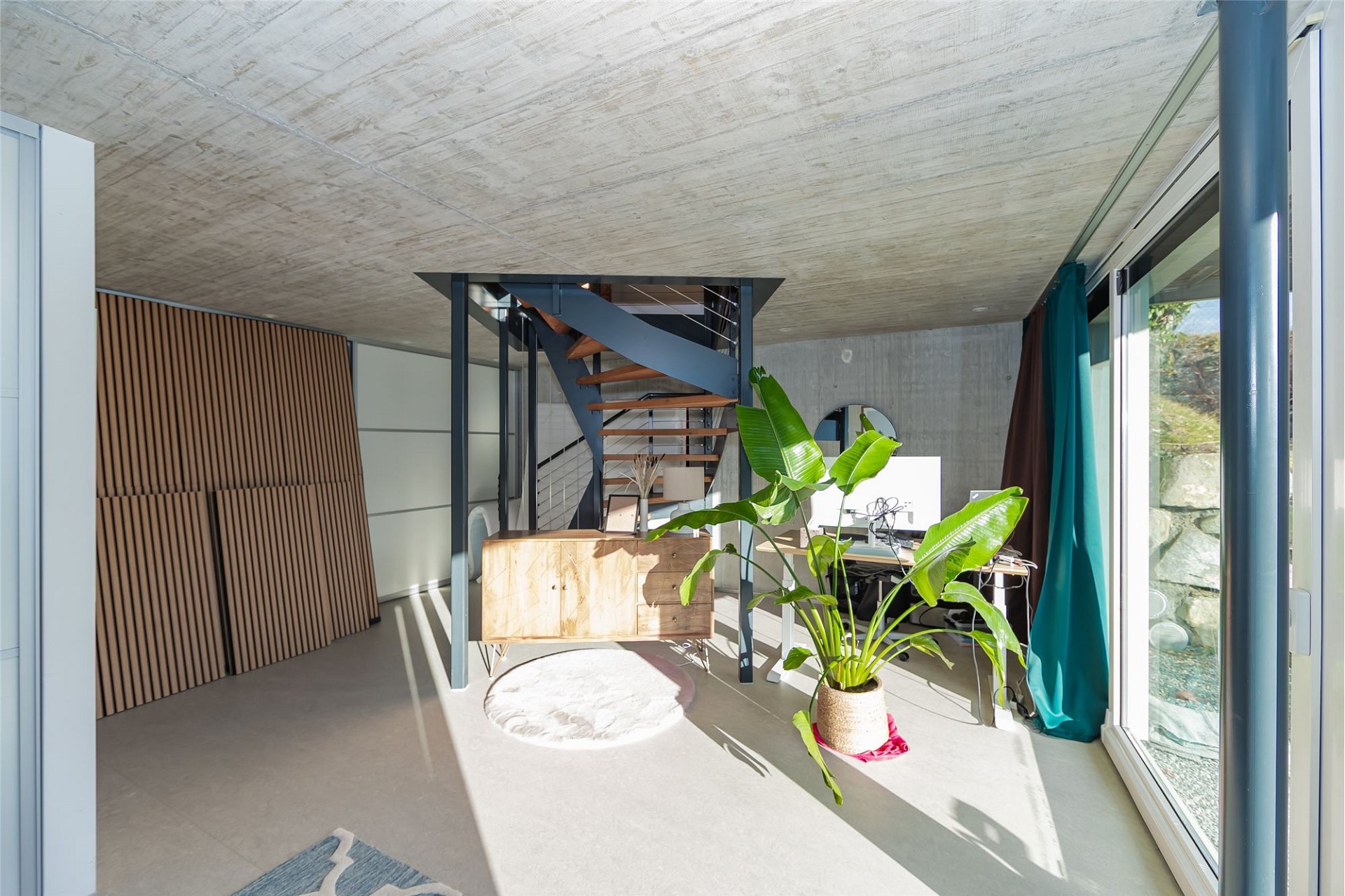 Modernes Arbeits- und Wohnstudio mit Treppenaufgang