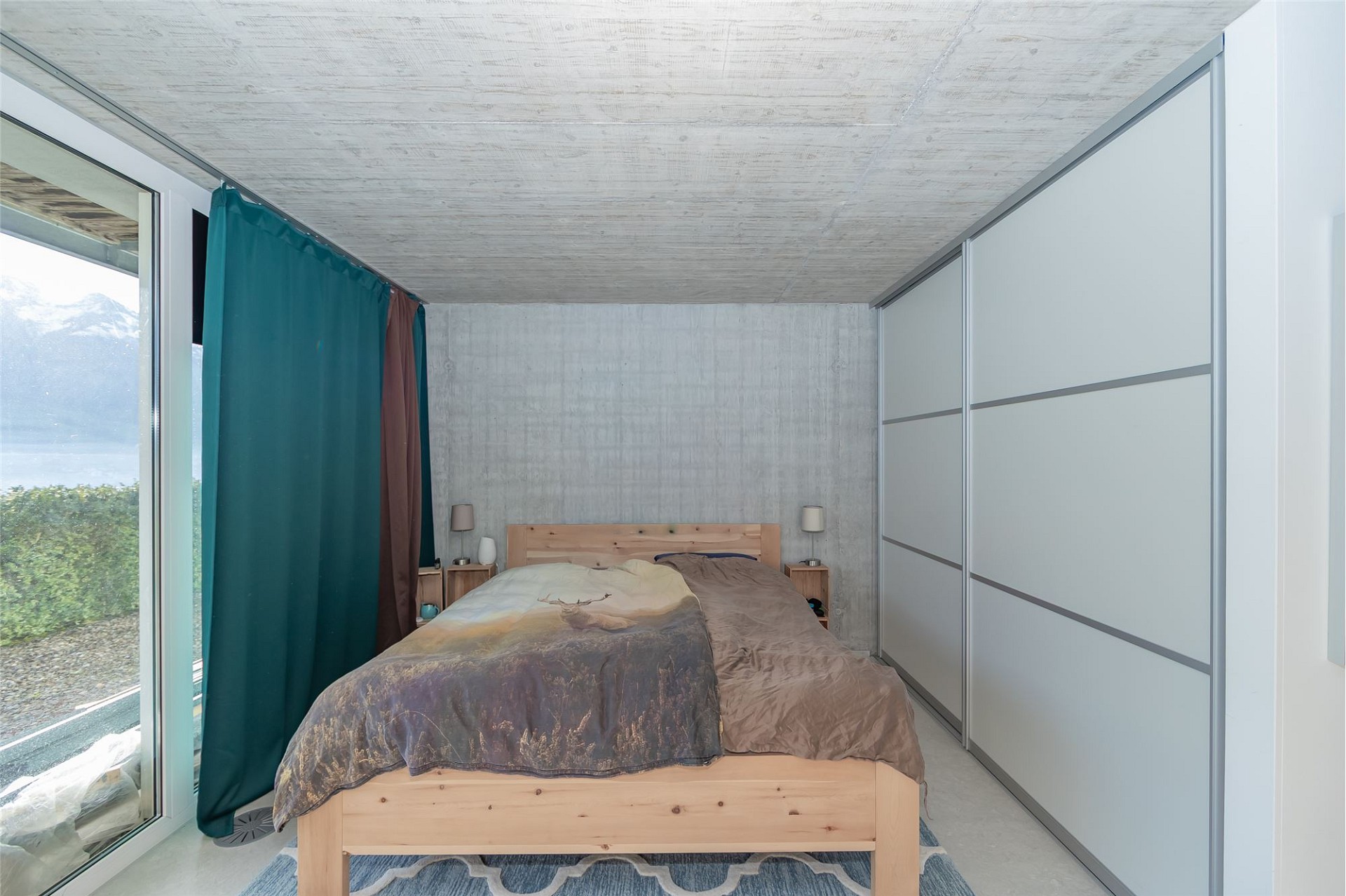 Modernes Schlafzimmer mit Bergblick