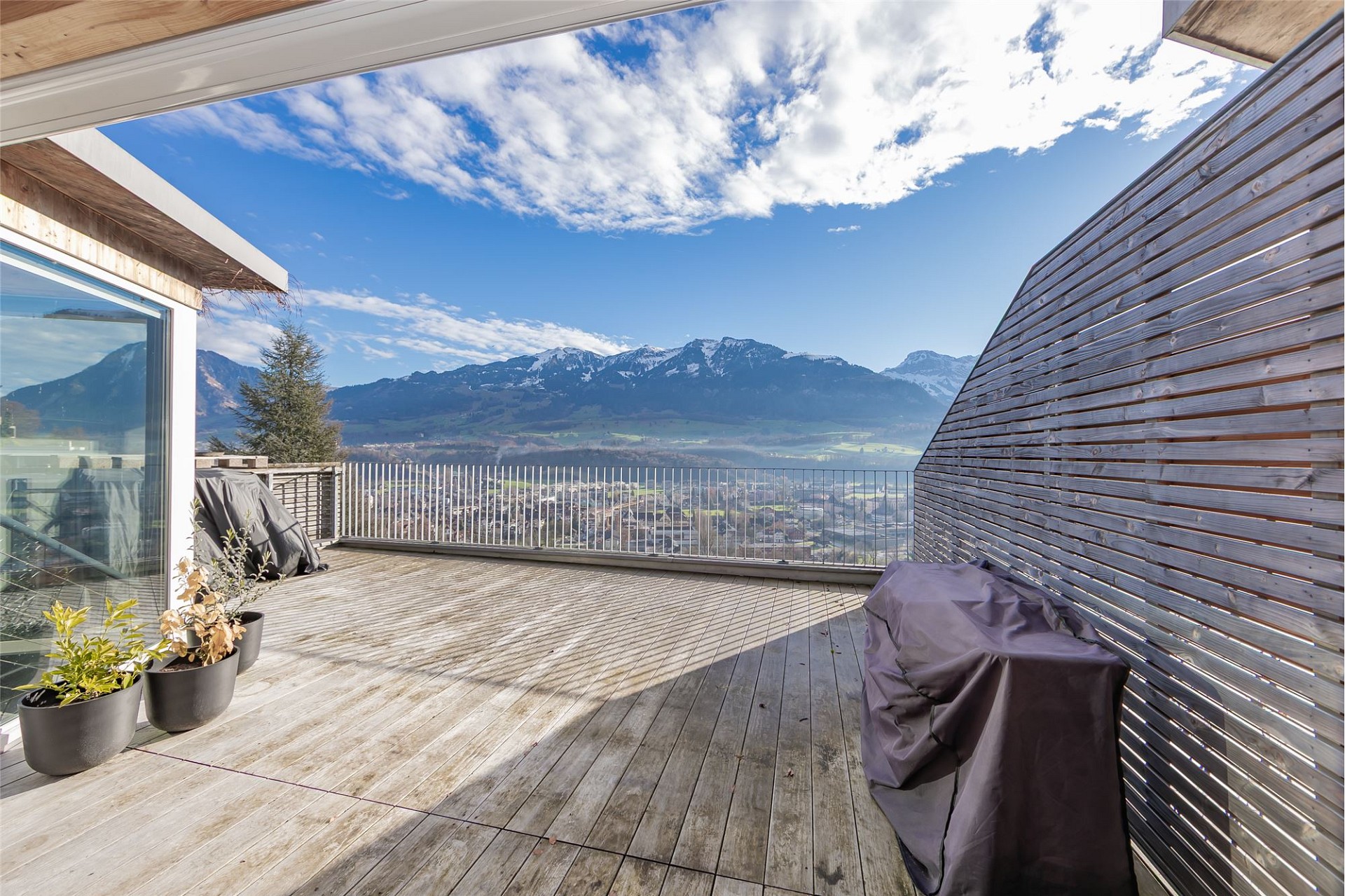 Balkon mit Bergblick