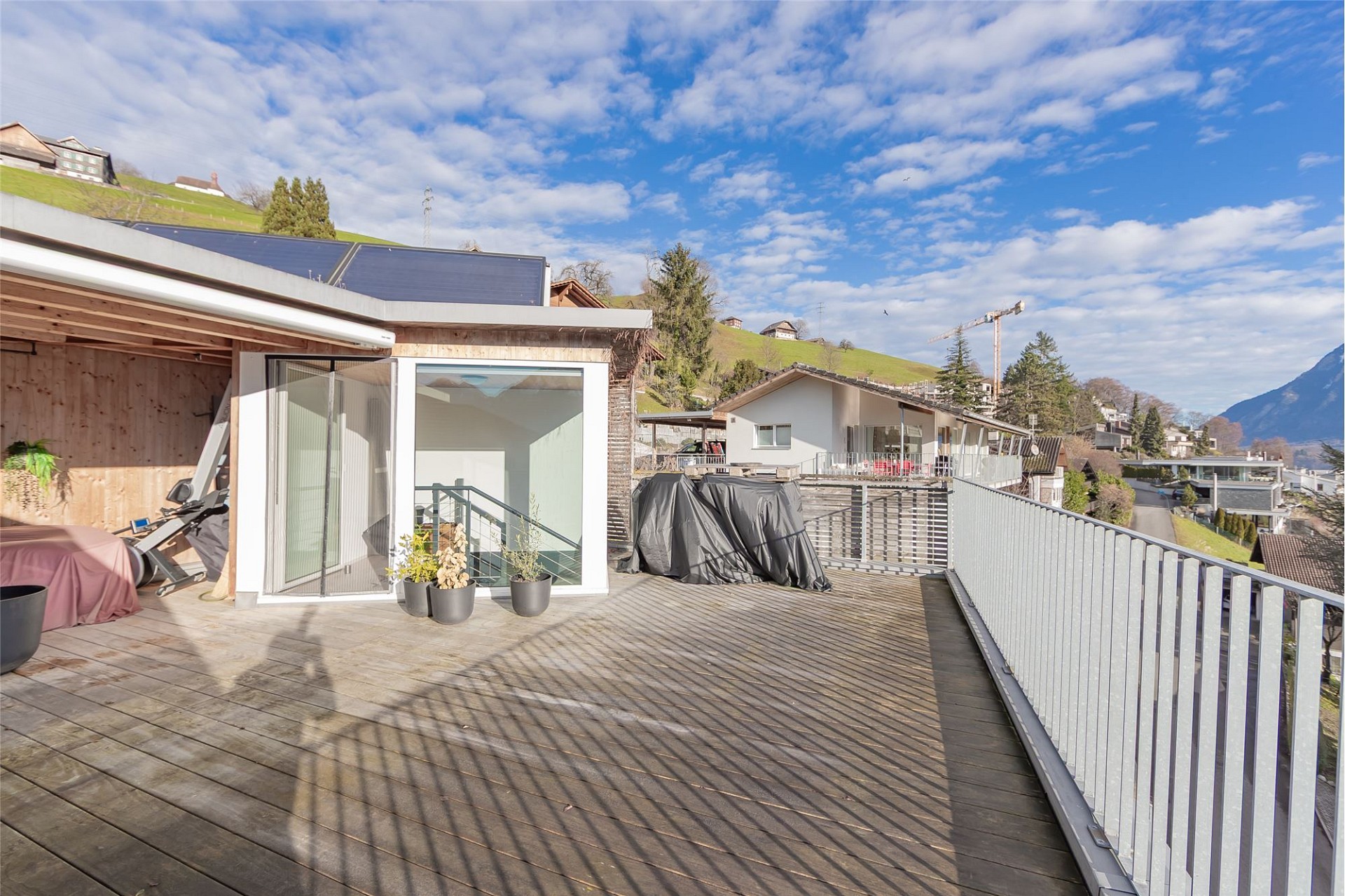 Große Dachterrasse mit Bergblick