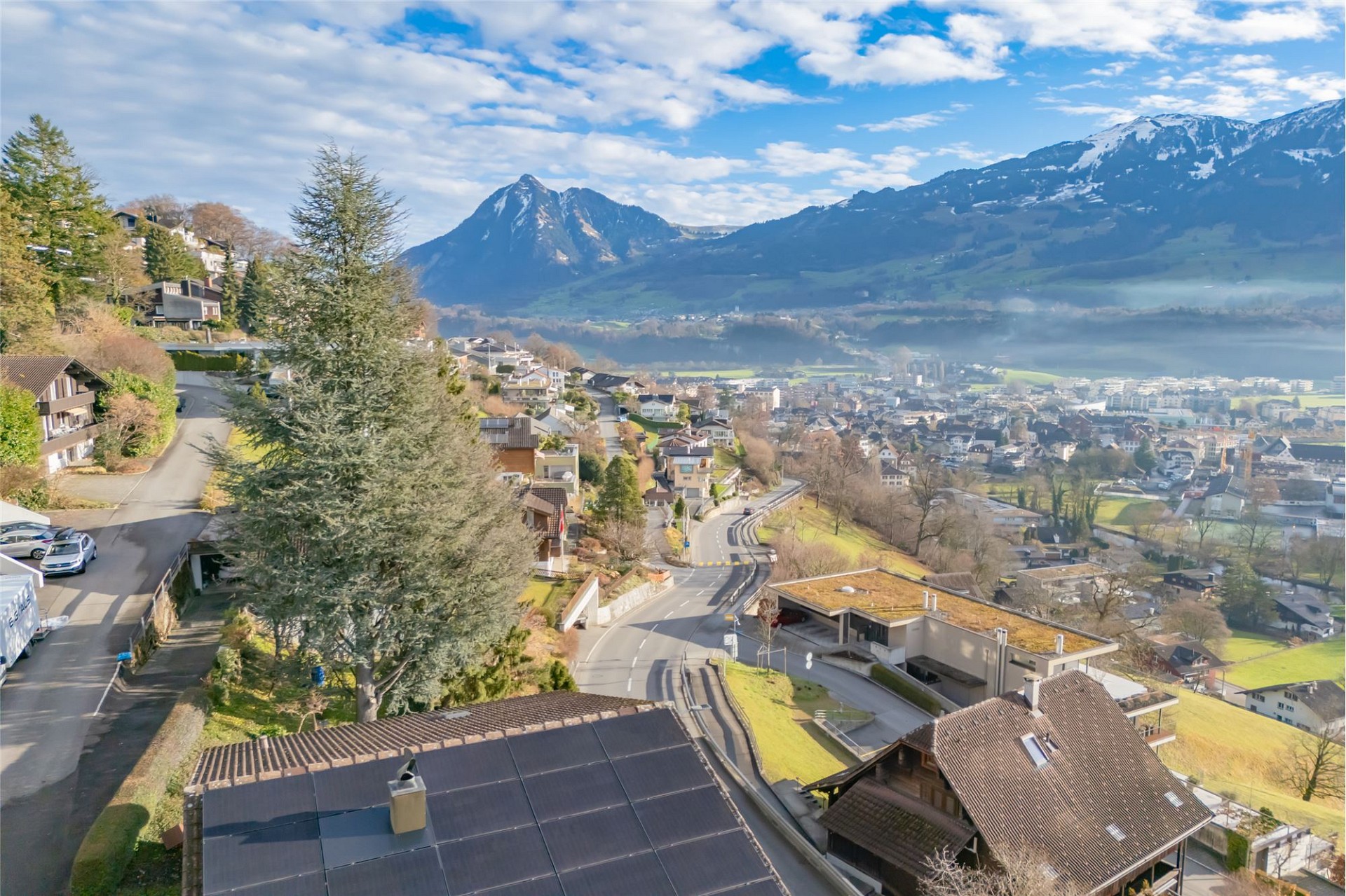 Panoramablick über Wohngebiet und Alpen