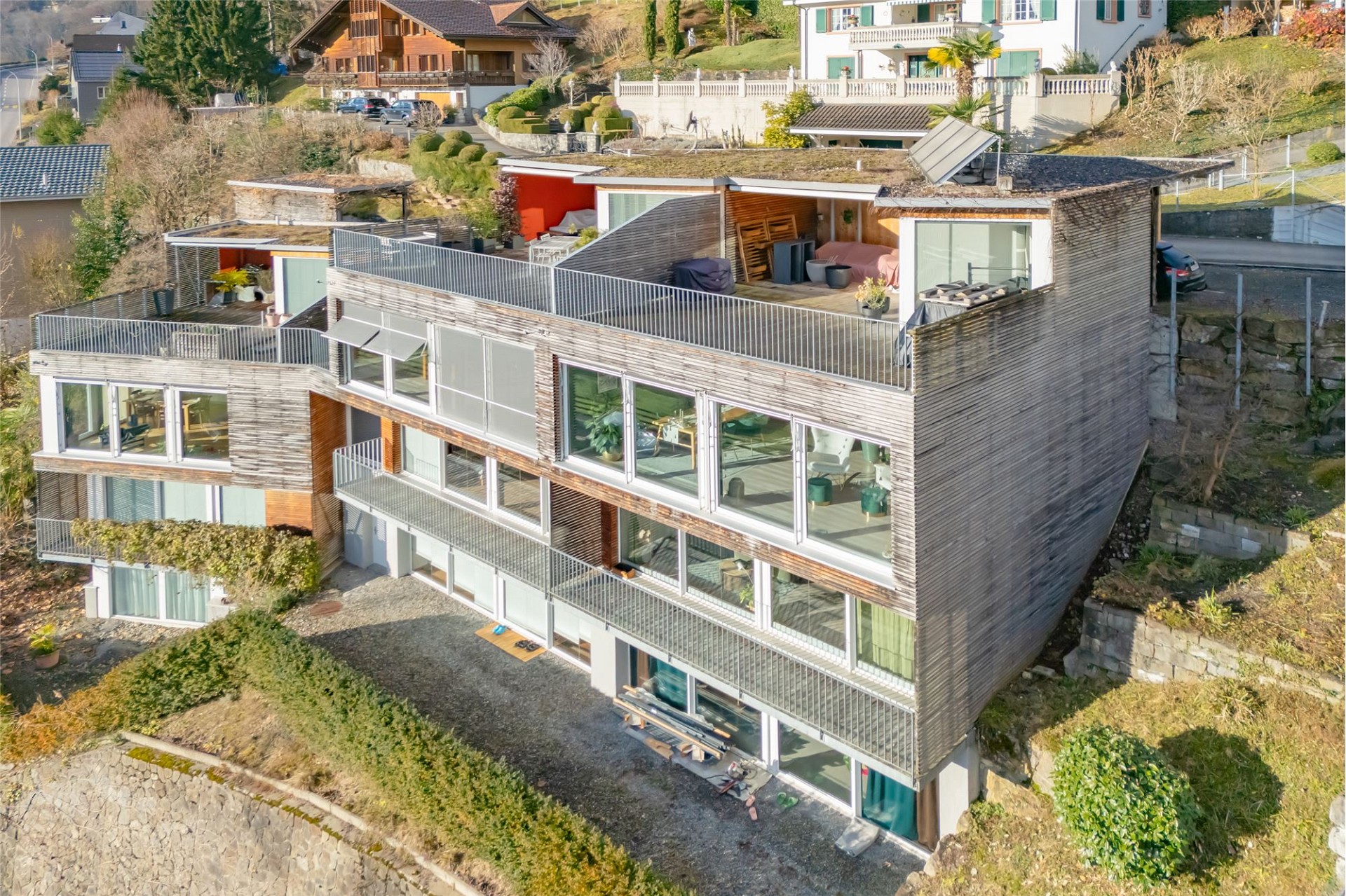 Moderne Terrassenvilla in Hanglage