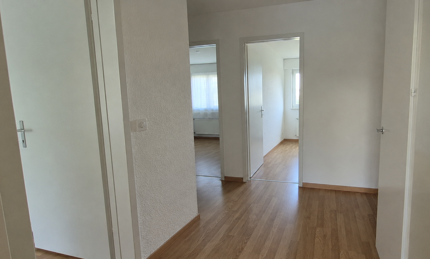 Heller Flur mit Holzboden