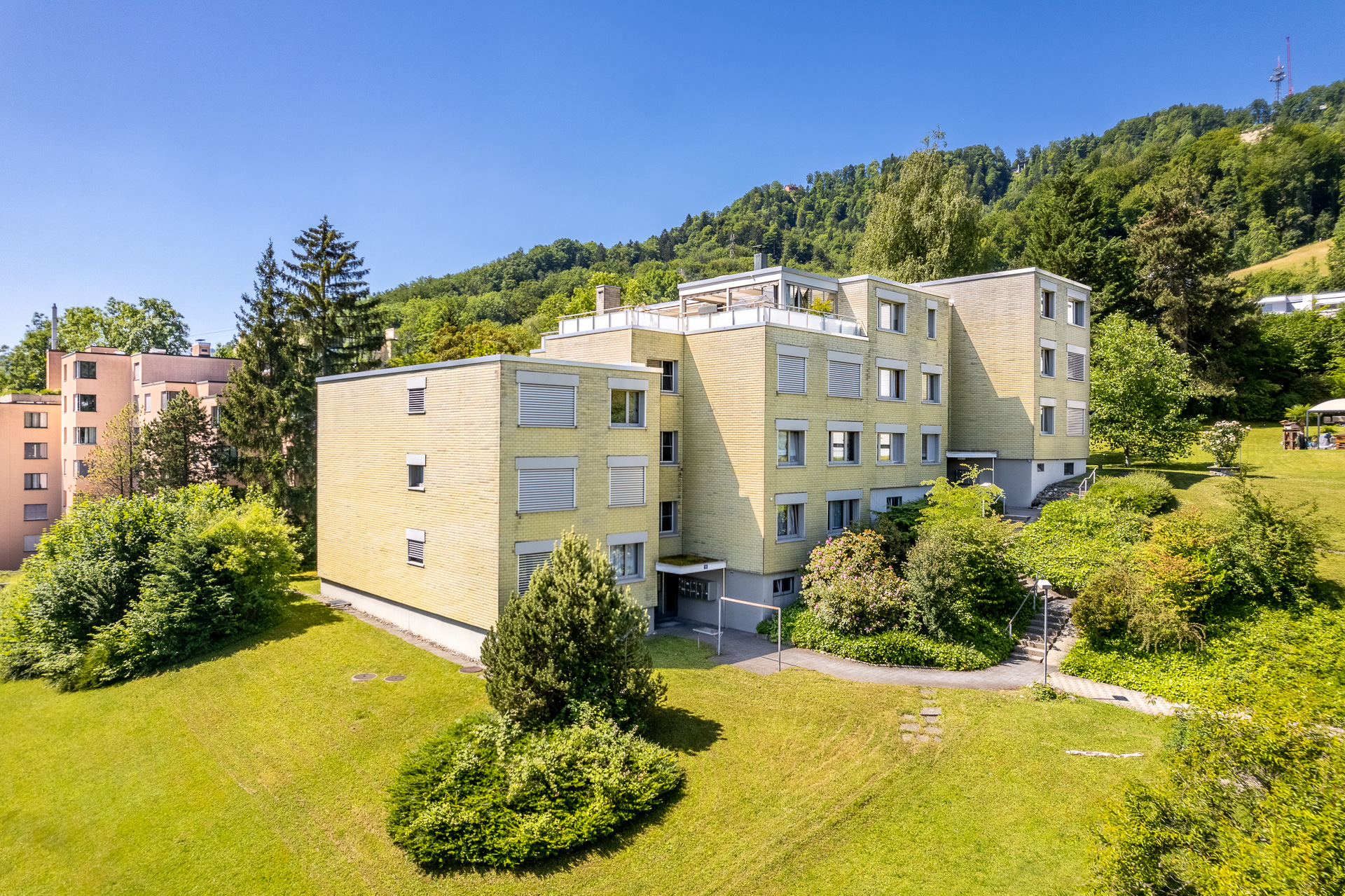 Wohnhausanlage am Hang im Grünen