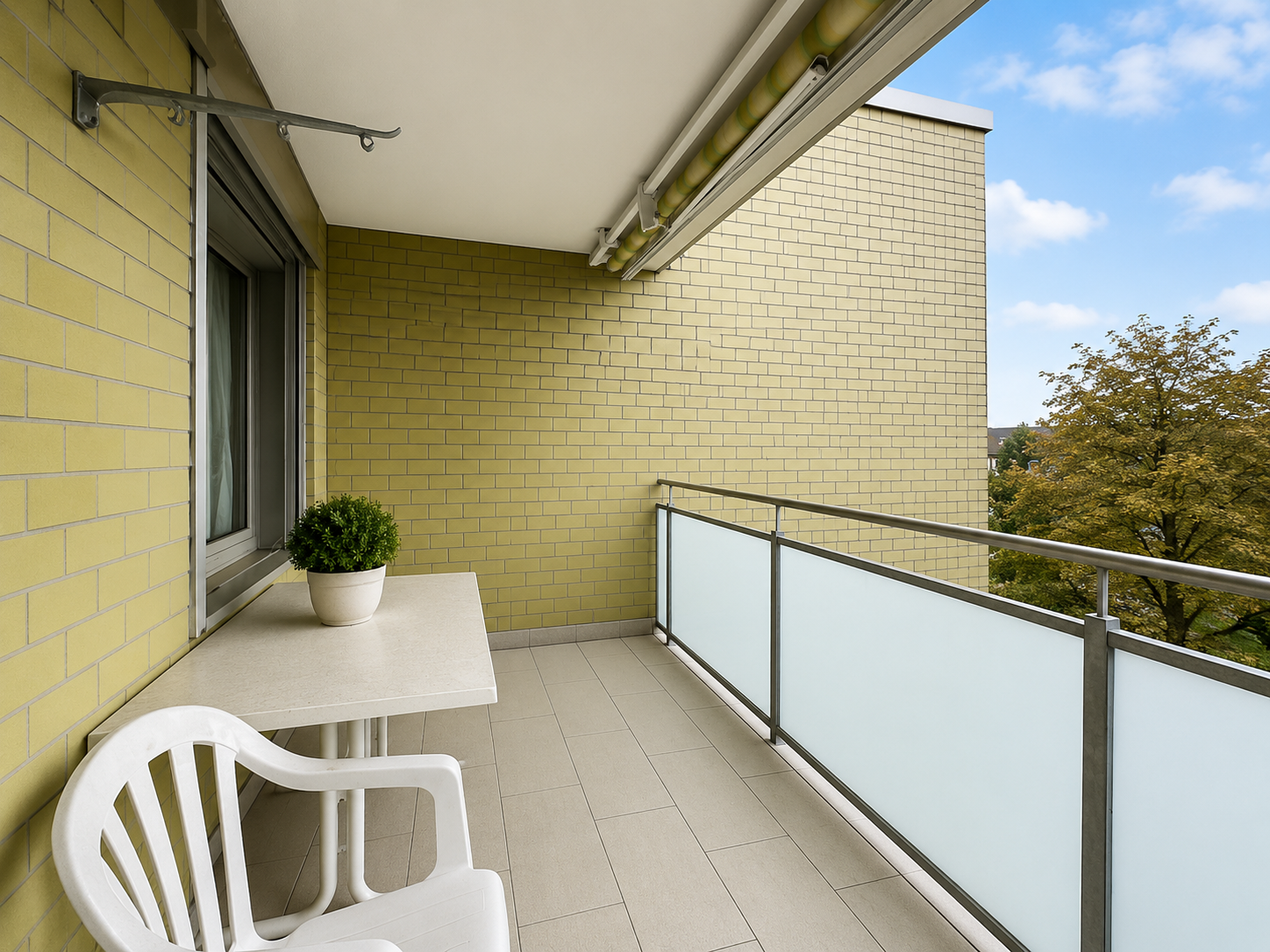 Balkon mit Geländer und Tisch