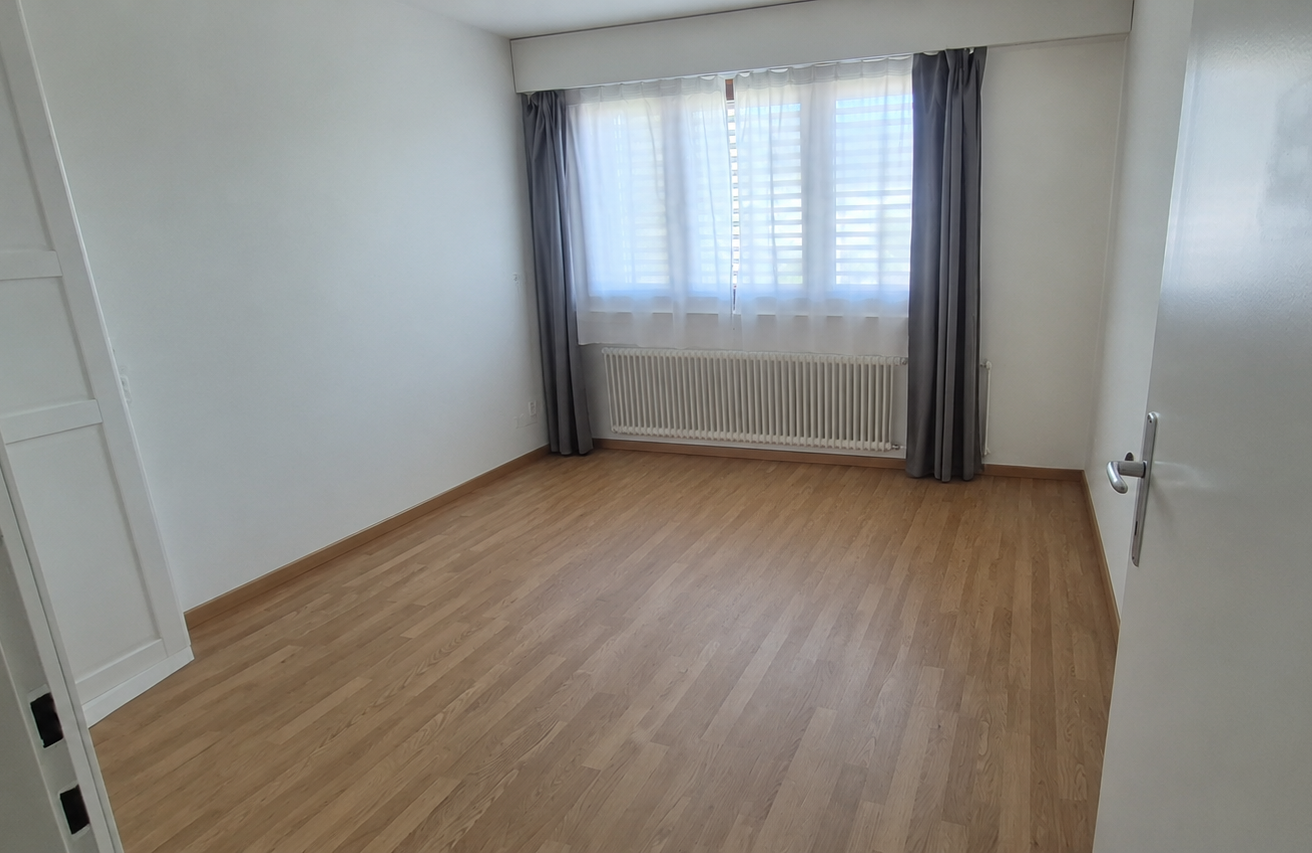 Leerer heller Raum mit Holzoptikboden