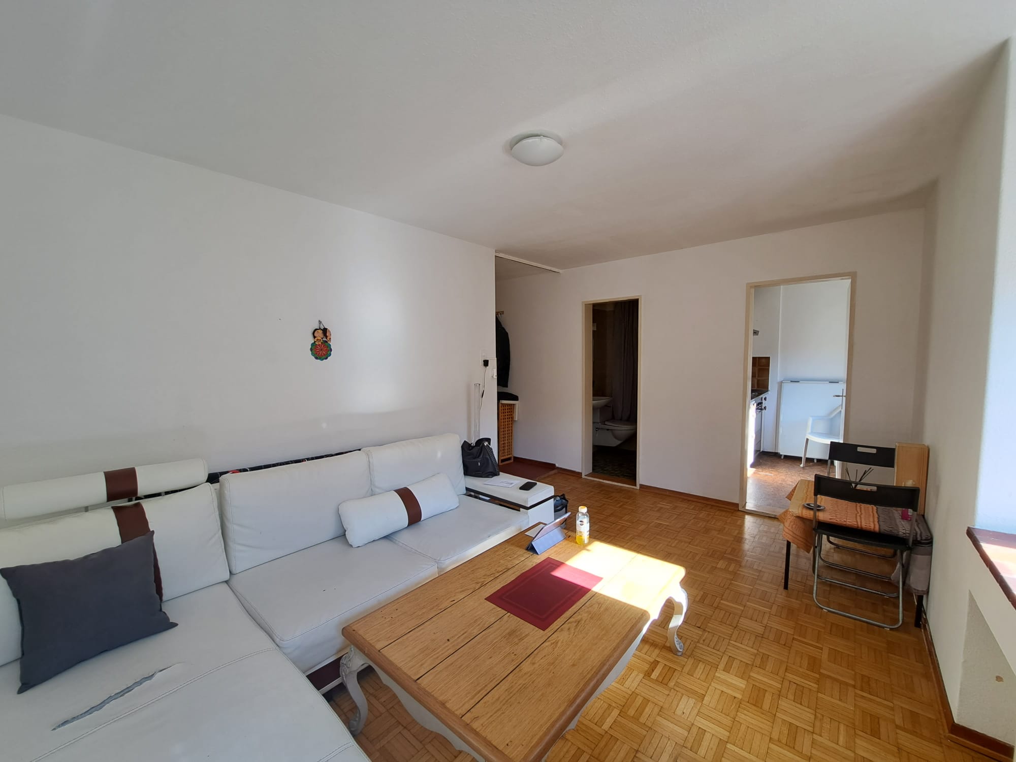 Wohnzimmer mit Blick in angrenzende Räume