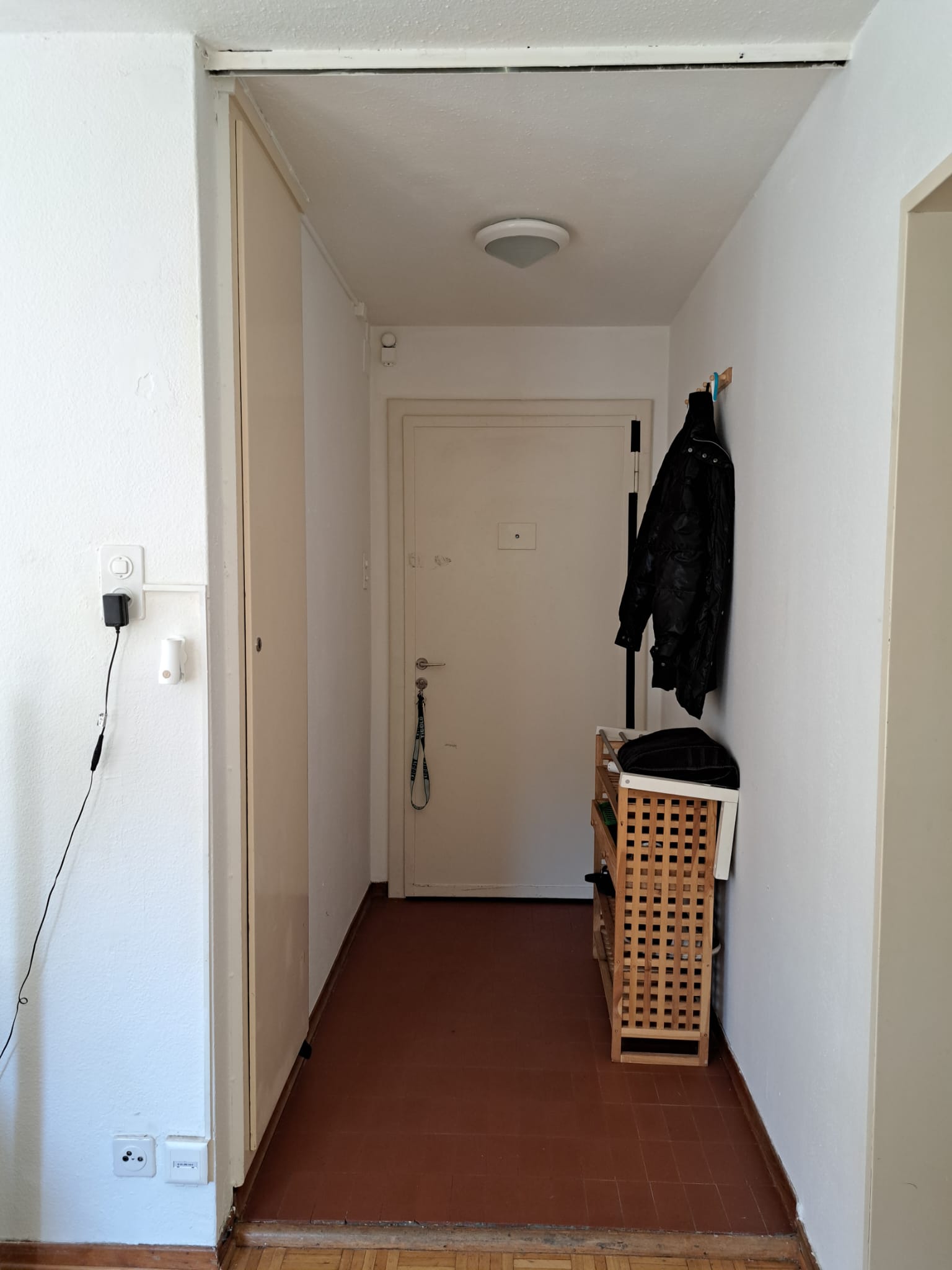 Schmaler Eingangsflur mit Garderobe
