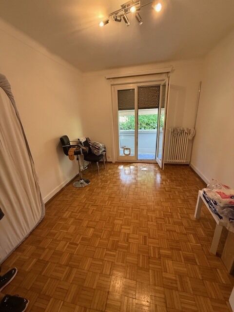 Leeres Zimmer mit Balkonzugang