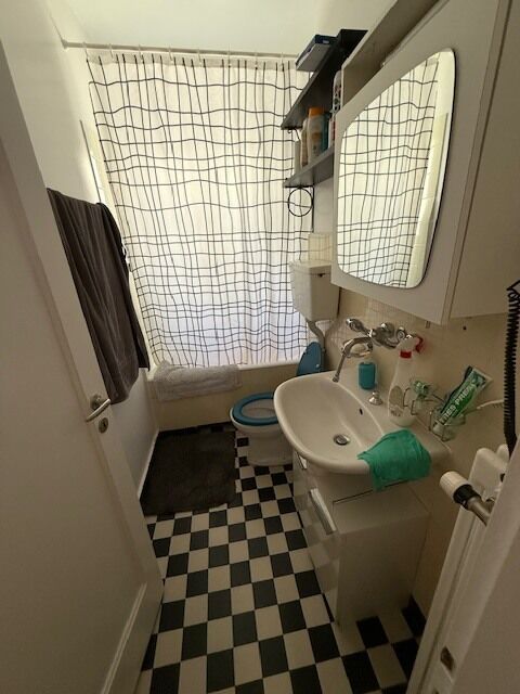 Kleines Badezimmer mit Retro-Boden
