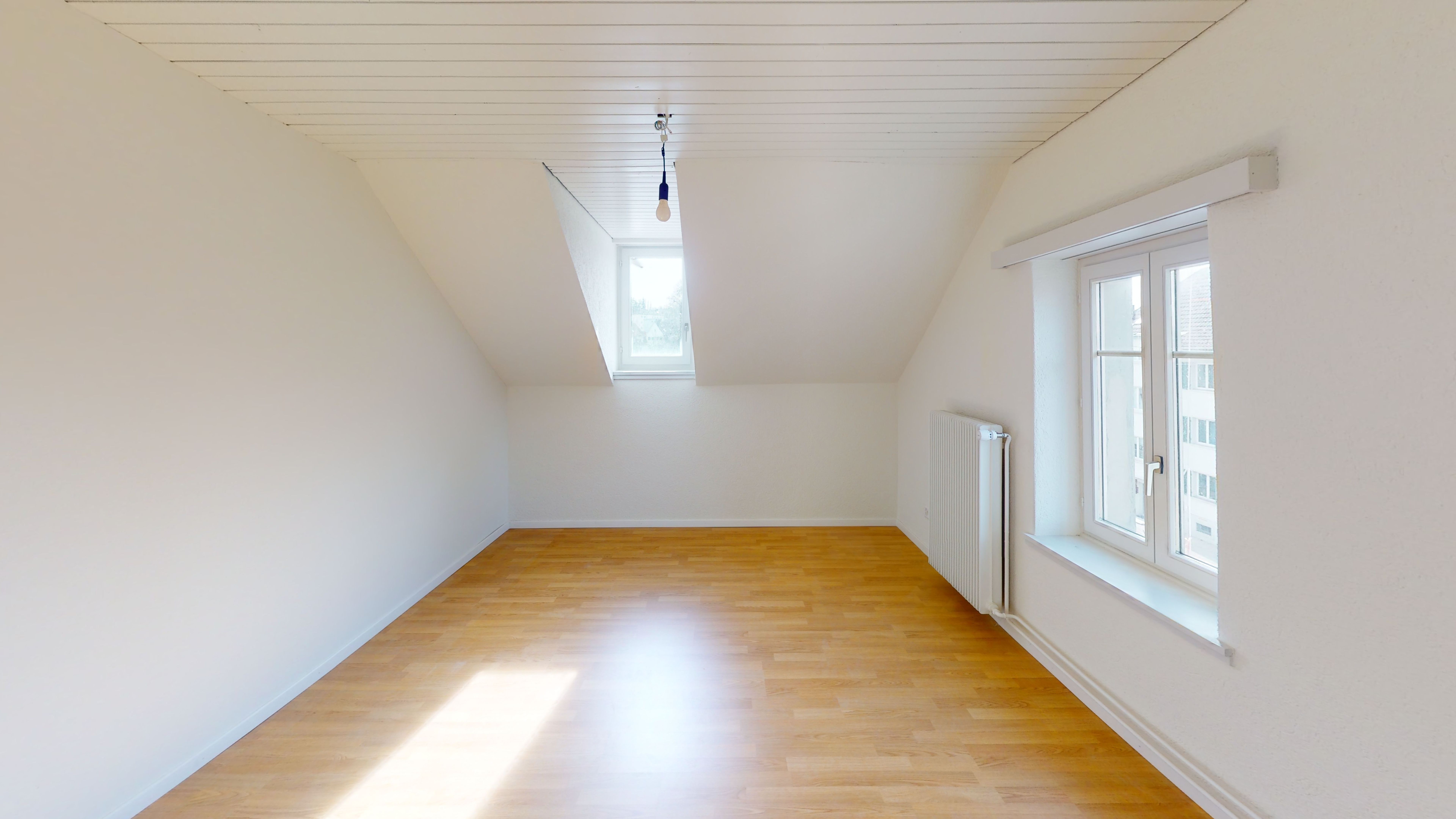 Heller leerer Dachraum mit Holzboden