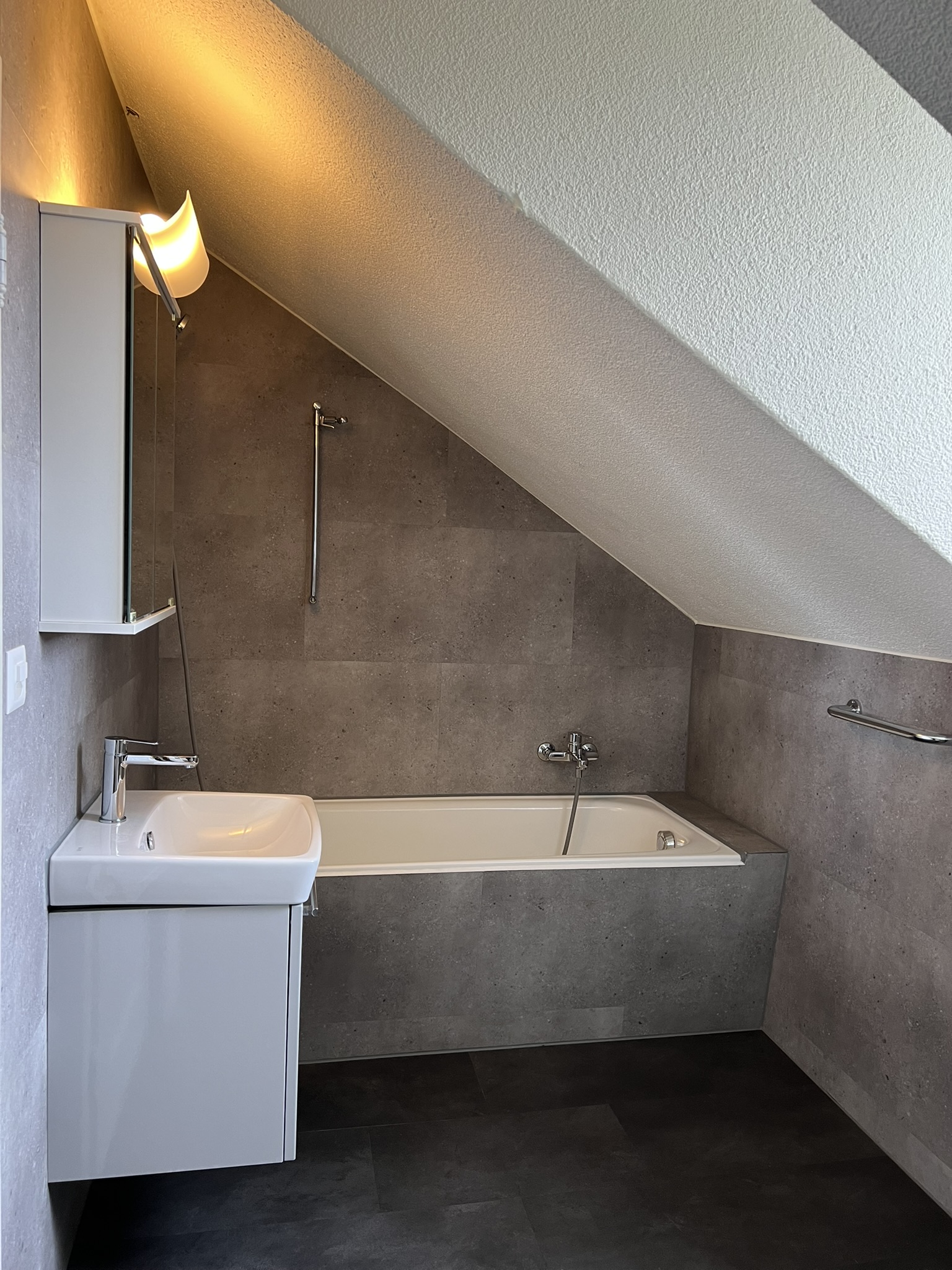 Badezimmer mit Badewanne unter der Dachschräge