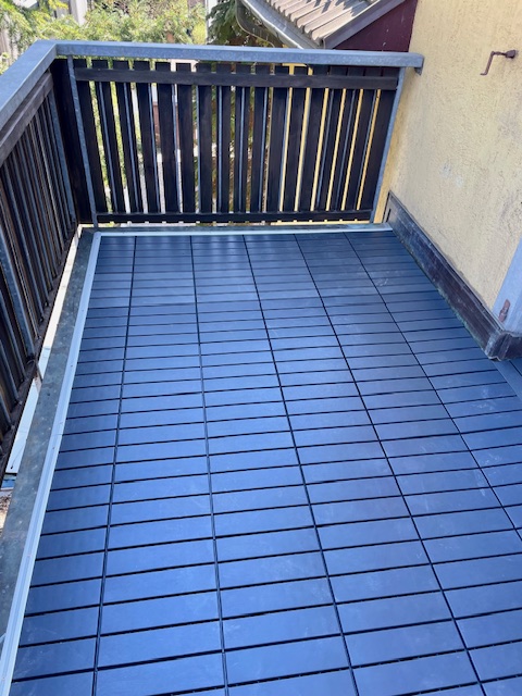 Balkon mit dunklem Bodenbelag