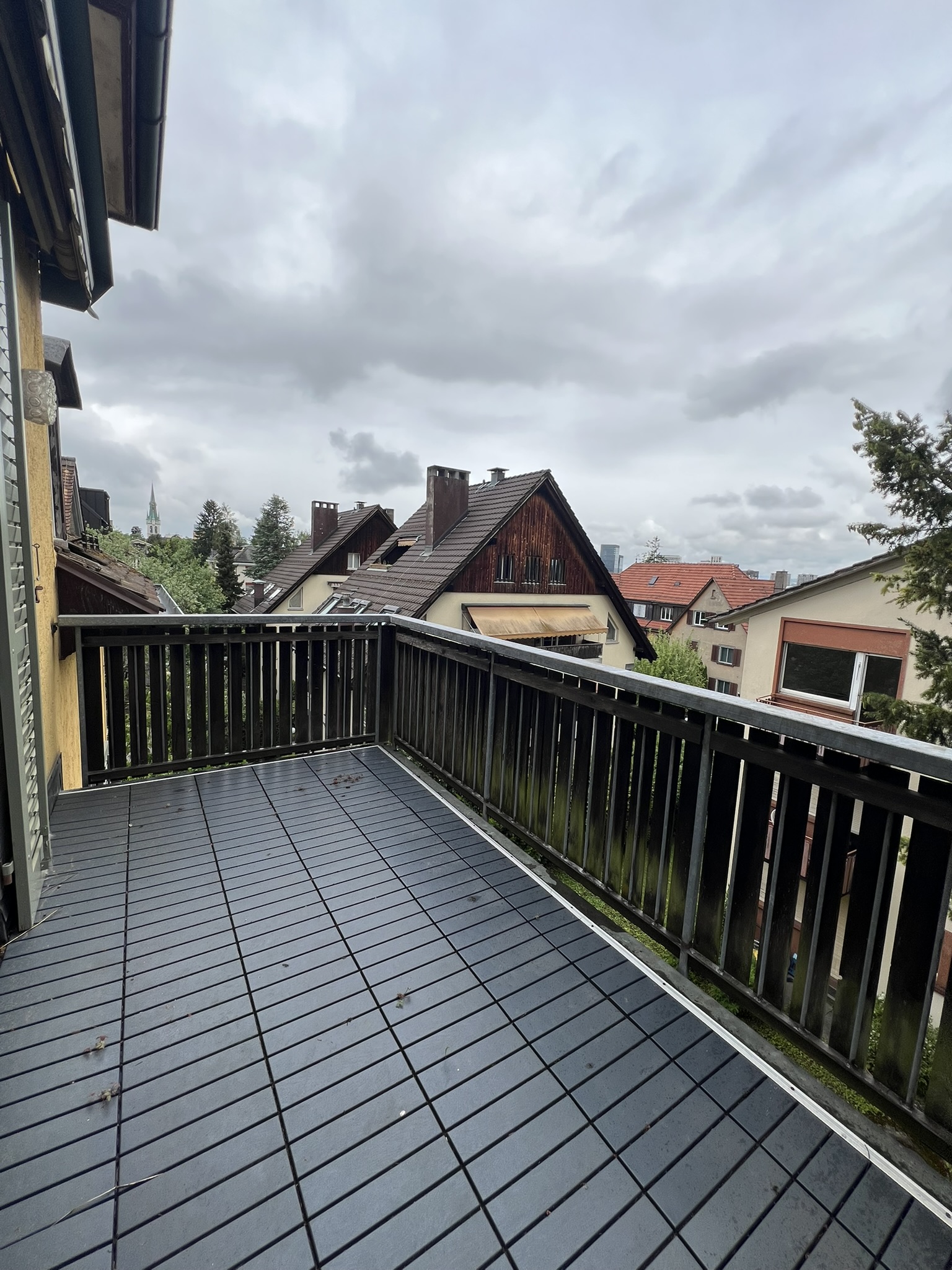 Balkon mit Blick auf Wohnhäuser