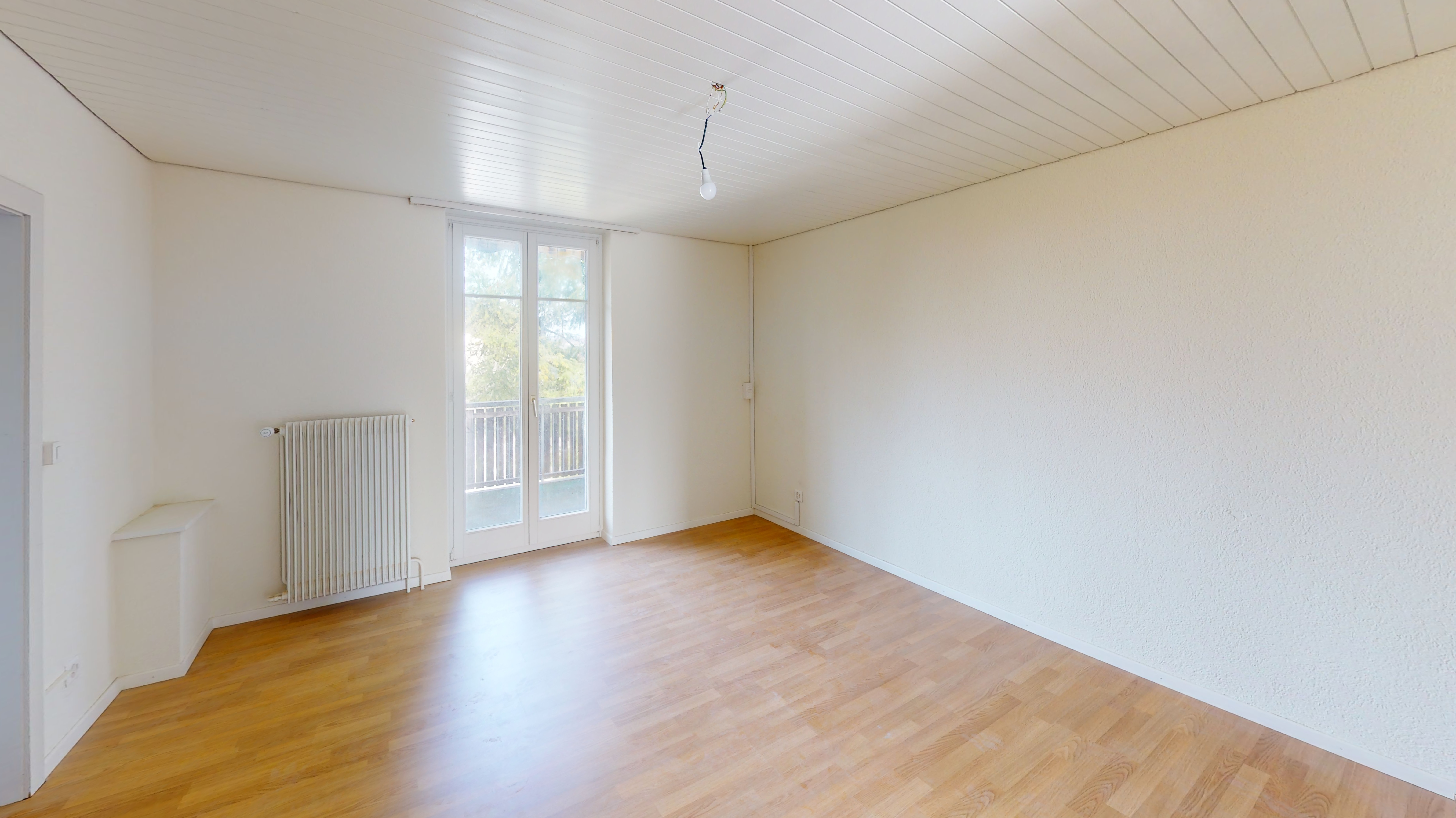 Leerer heller Raum mit Balkonzugang