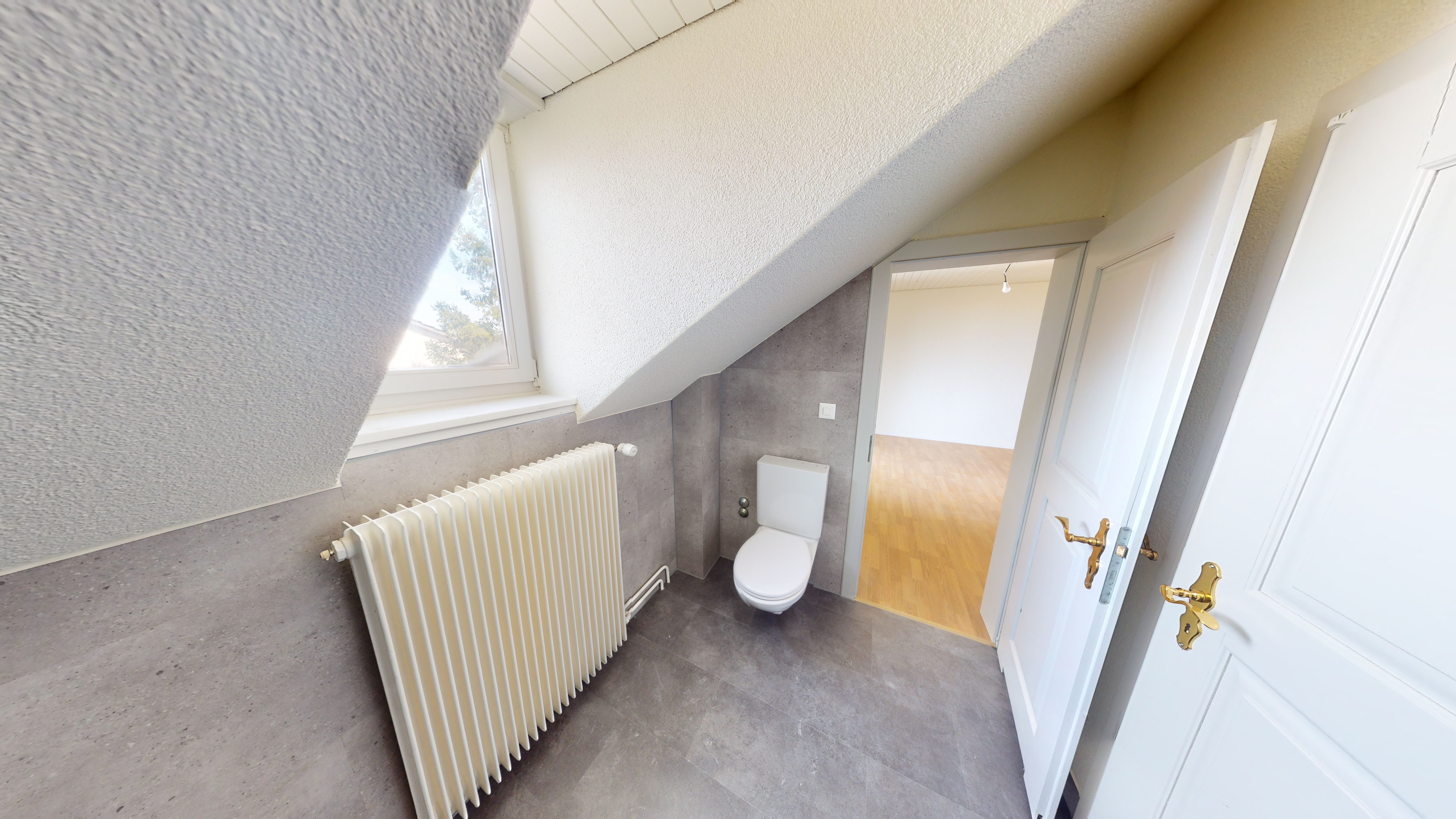 Dachgeschoss-WC mit Heizkörper