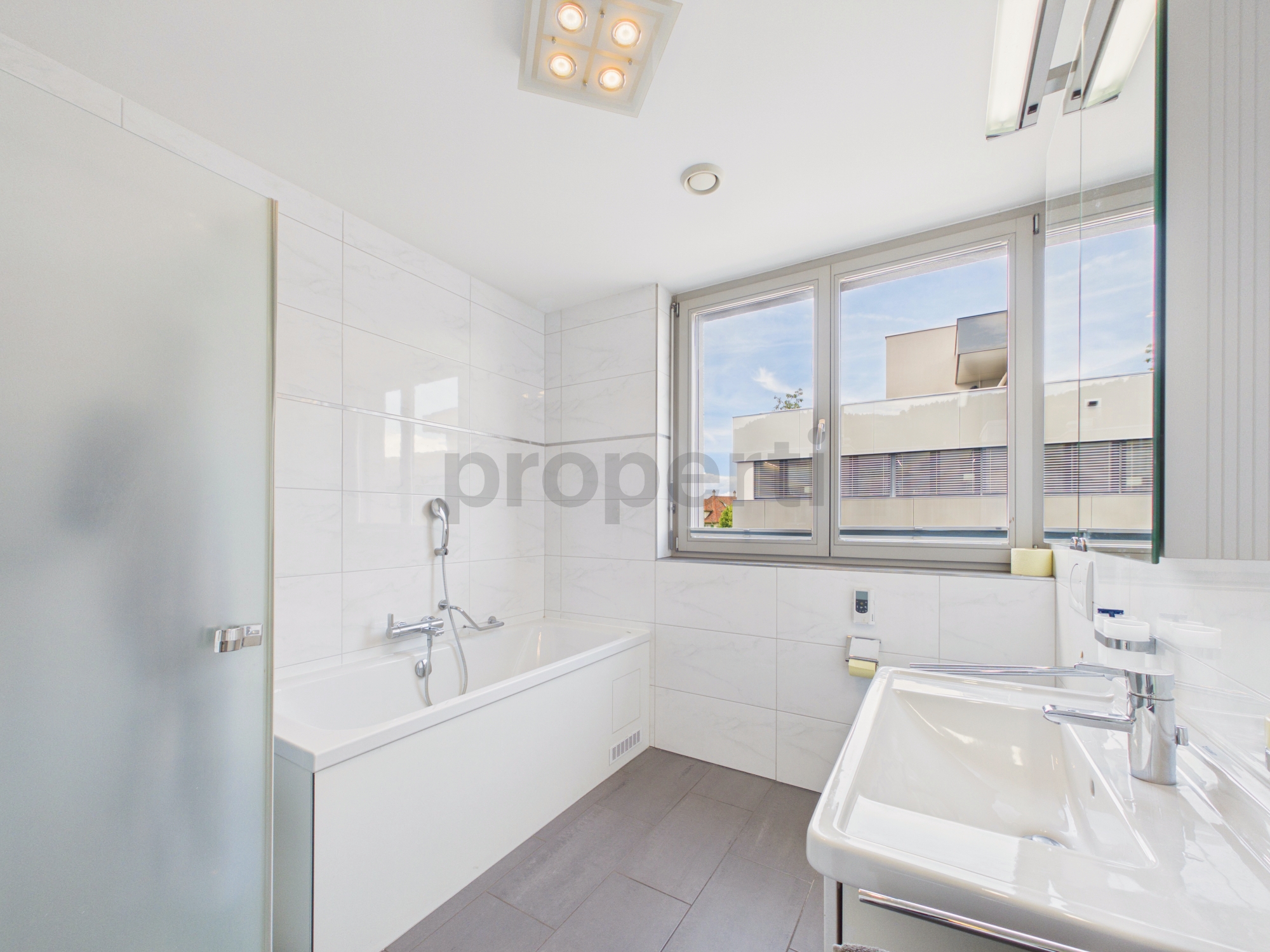 Modernes Badezimmer mit Badewanne und Fenster