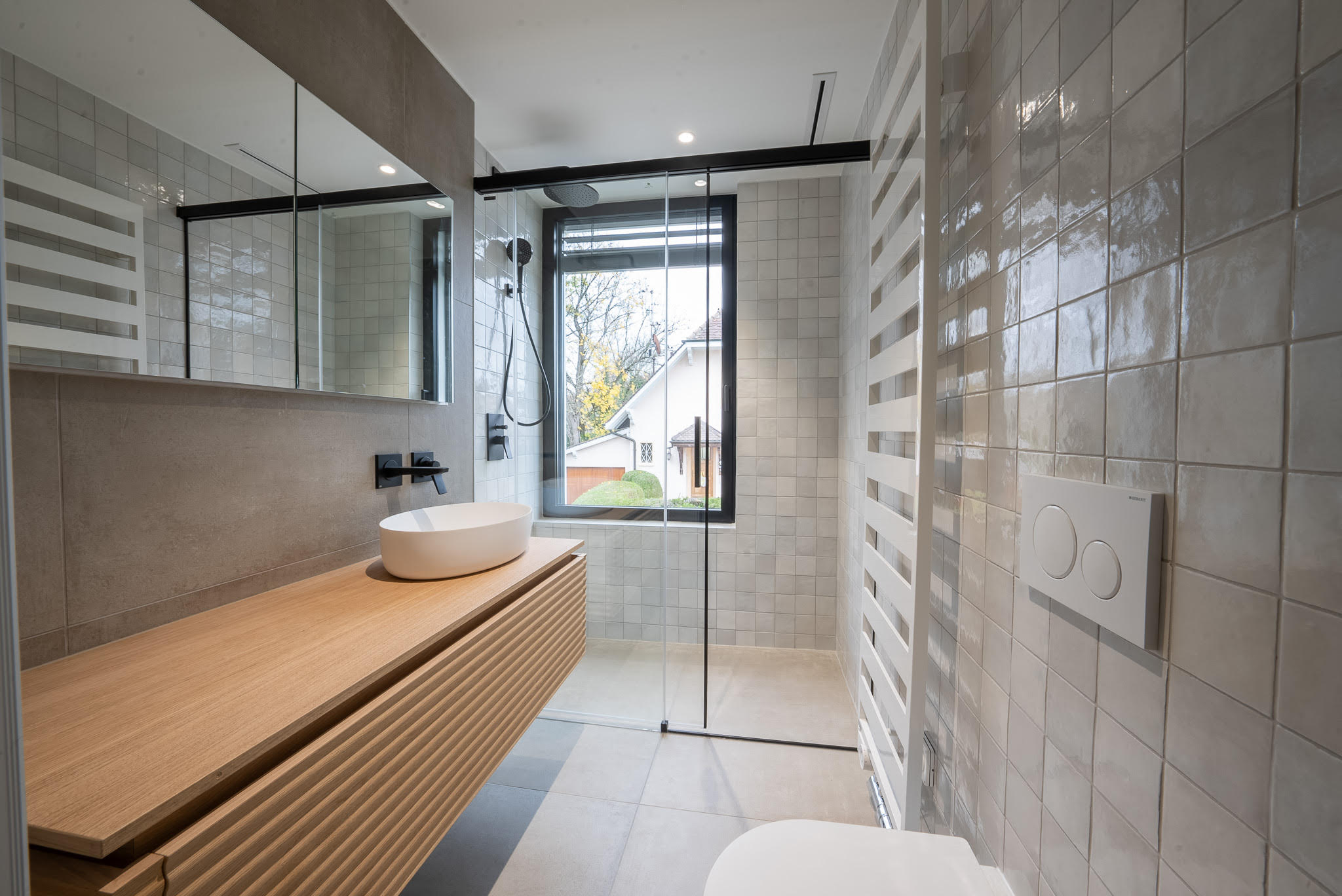 Modernes Badezimmer mit Holzwaschtisch und Walk-in-Dusche