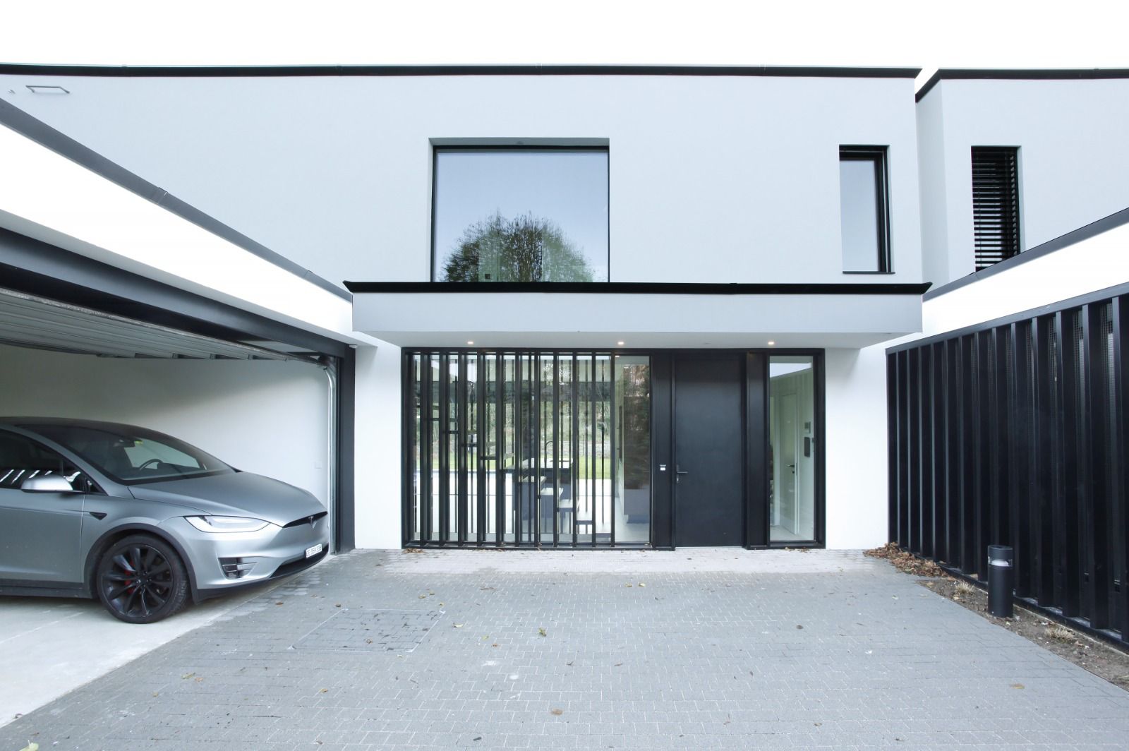 Modernes Einfamilienhaus mit Carport und Hofansicht