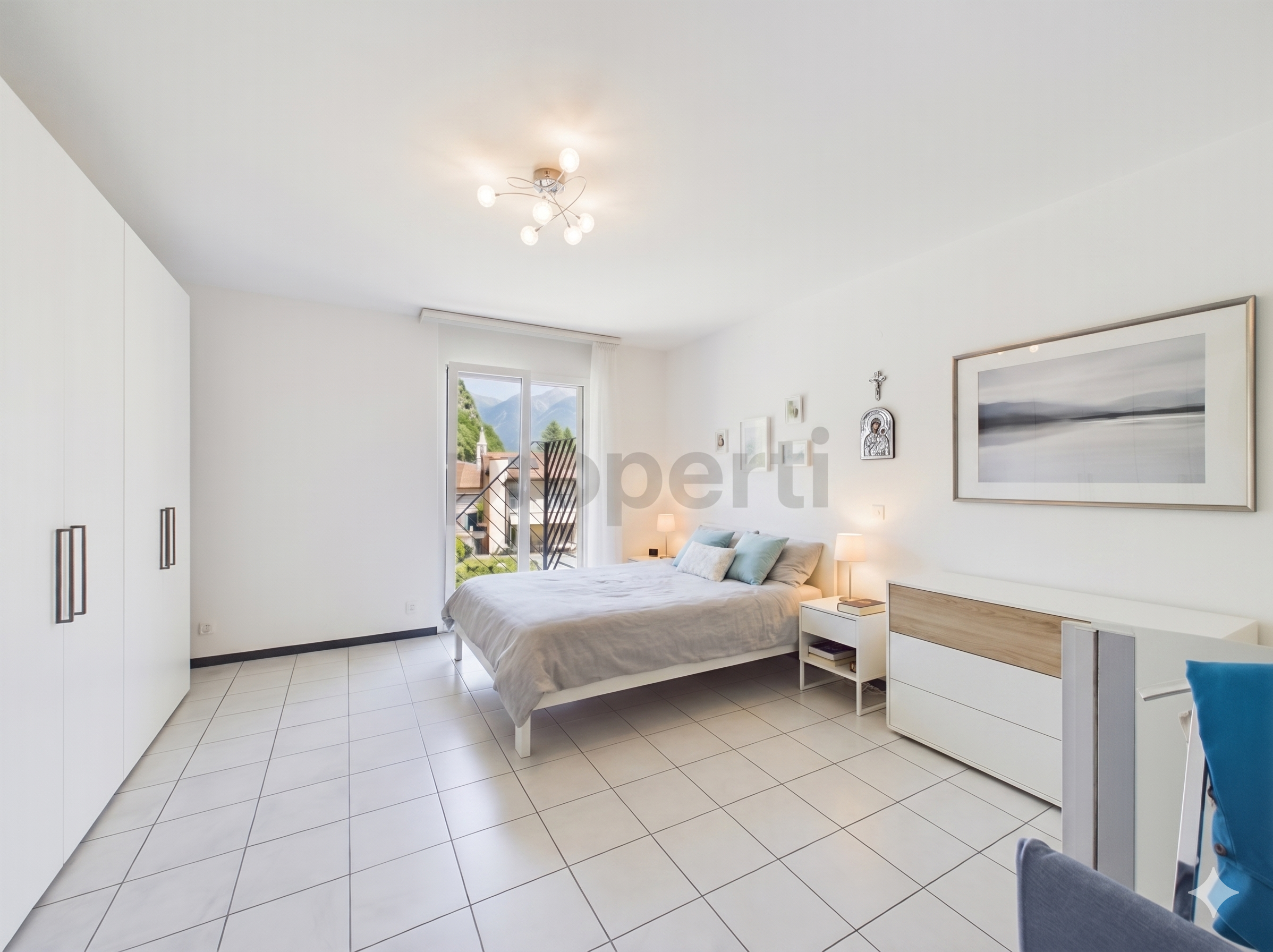 Helles Schlafzimmer mit Balkonblick