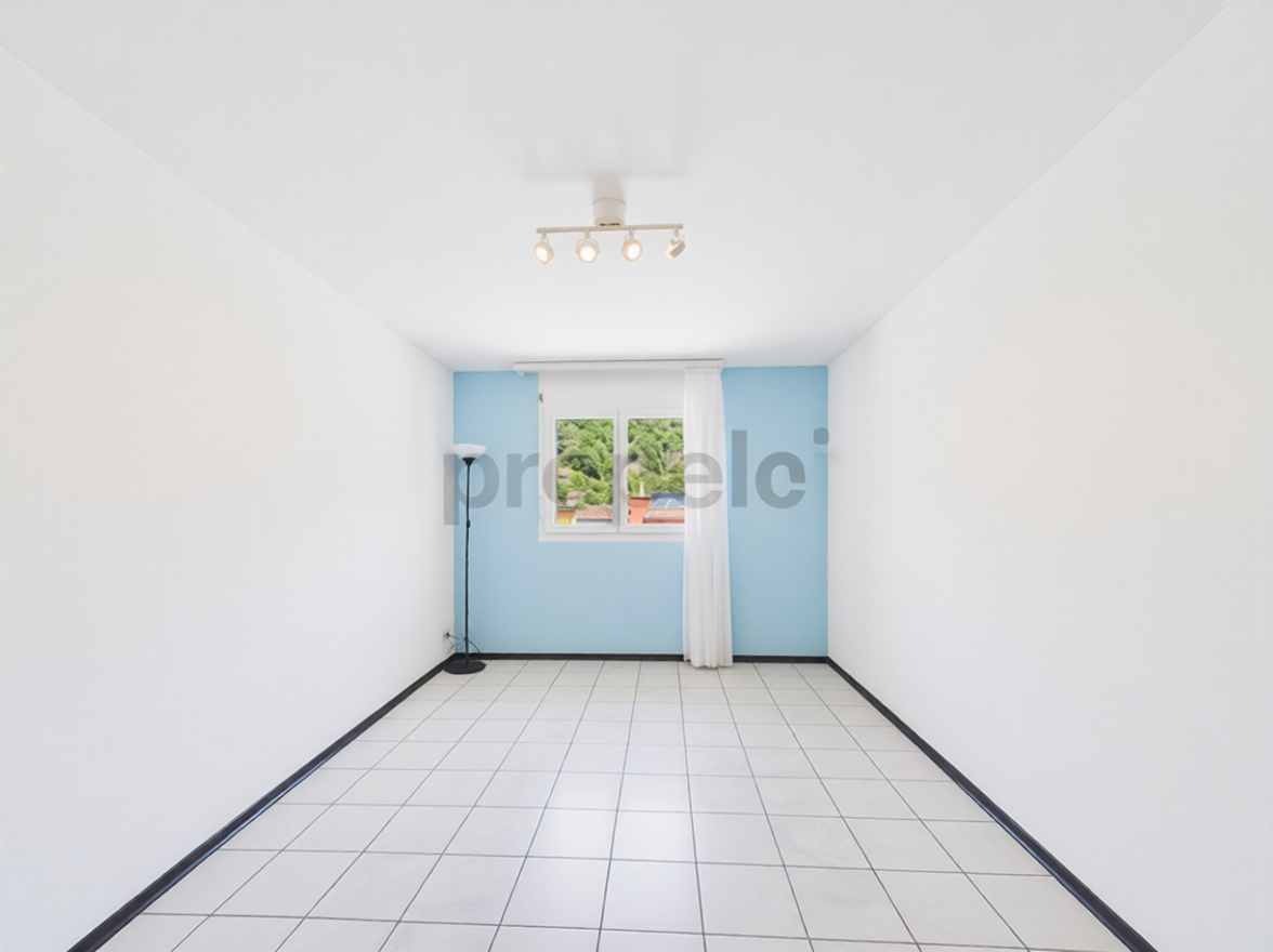 Leerer, heller Raum mit Fliesenboden und Fenster
