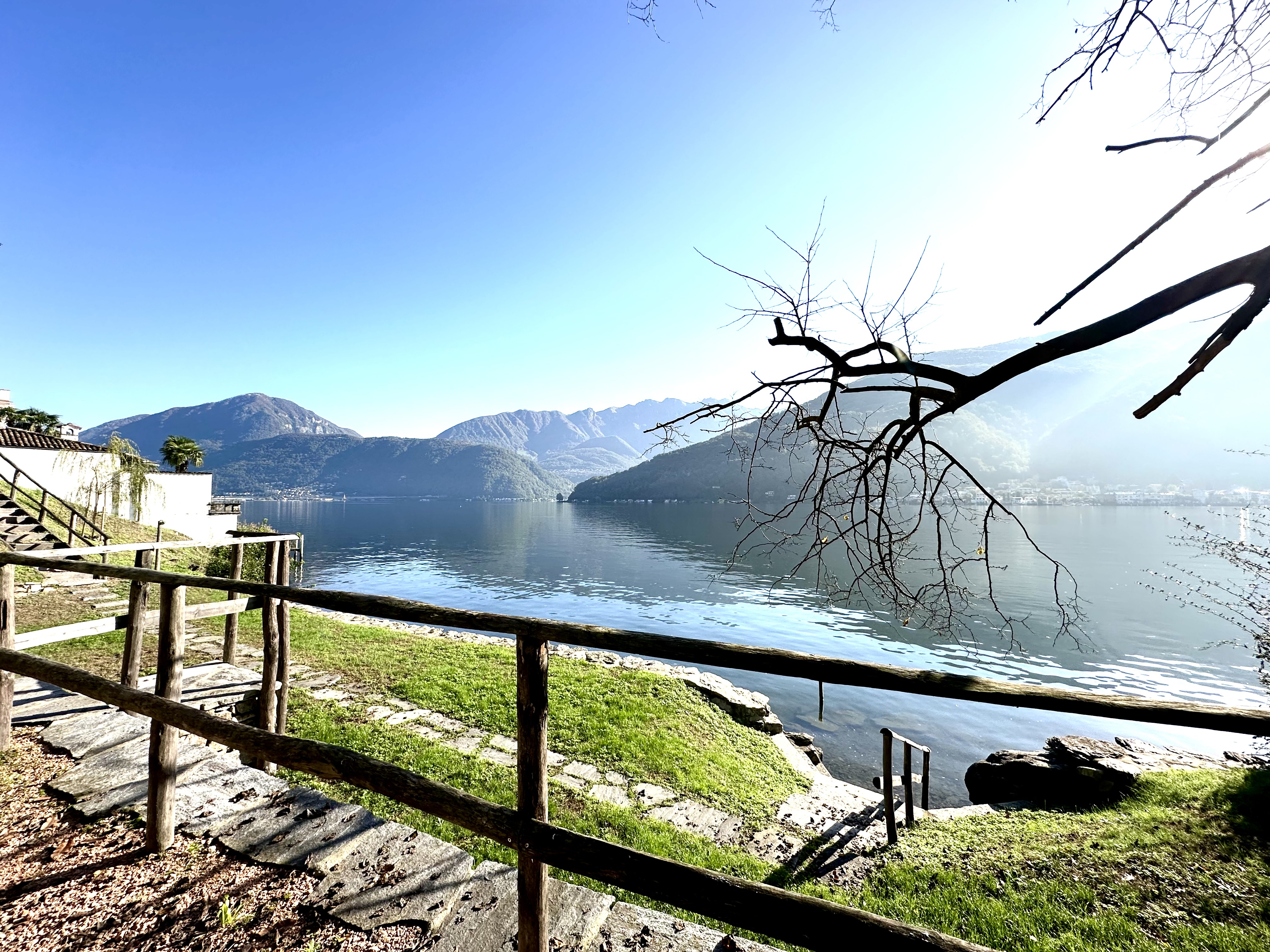 Seeblick mit Gartenweg und Bergpanorama