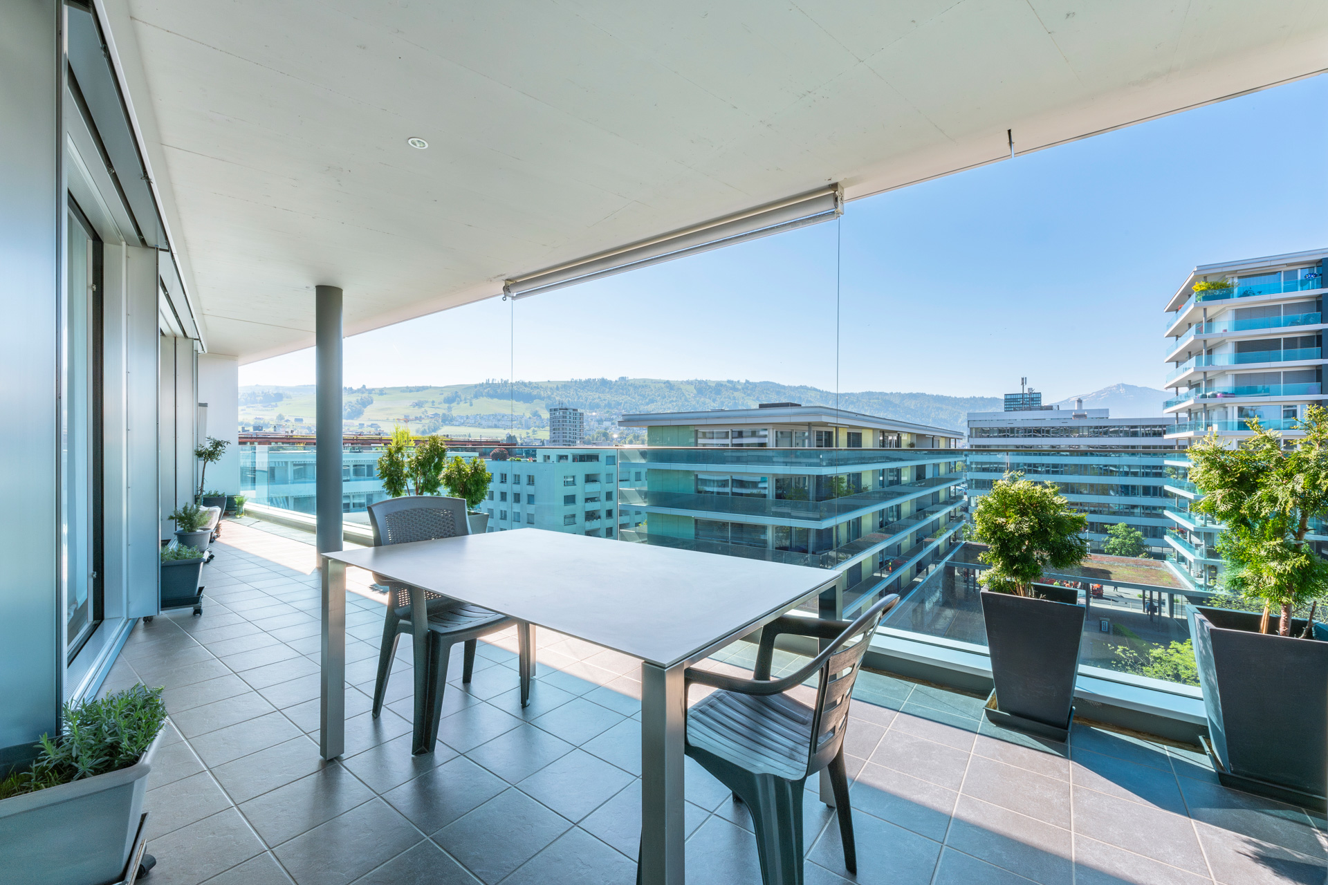 Großzügiger Balkon mit Stadt- und Bergblick