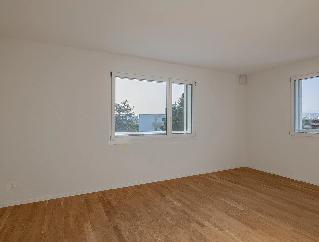 Leeres helles Zimmer mit Holzboden