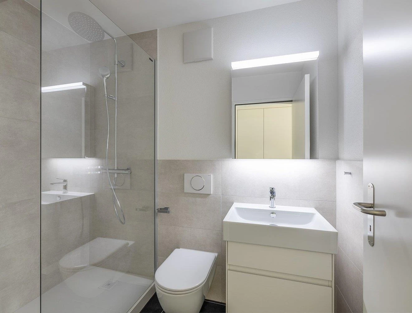 Modernes, helles Badezimmer mit Dusche und Waschtisch