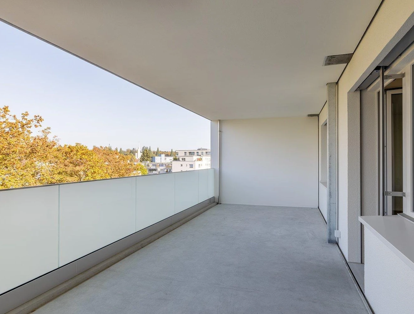 Moderner Balkon mit Glasgeländer