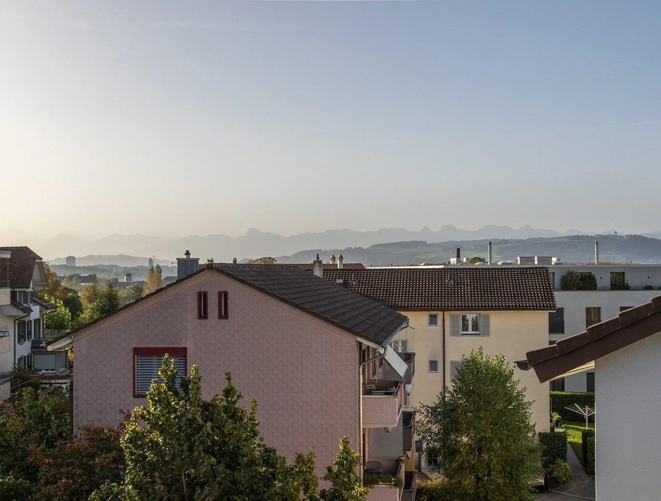 Wohnhäuser mit Bergblick
