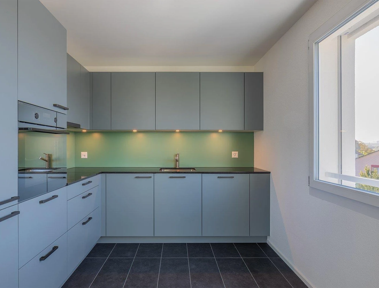Moderne Küche mit grauen Fronten