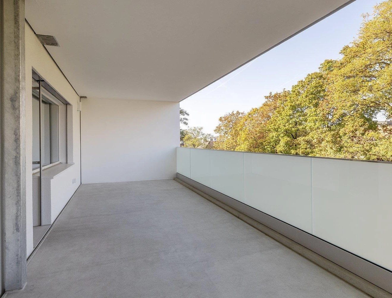 Großer moderner Balkon mit Glasgeländer