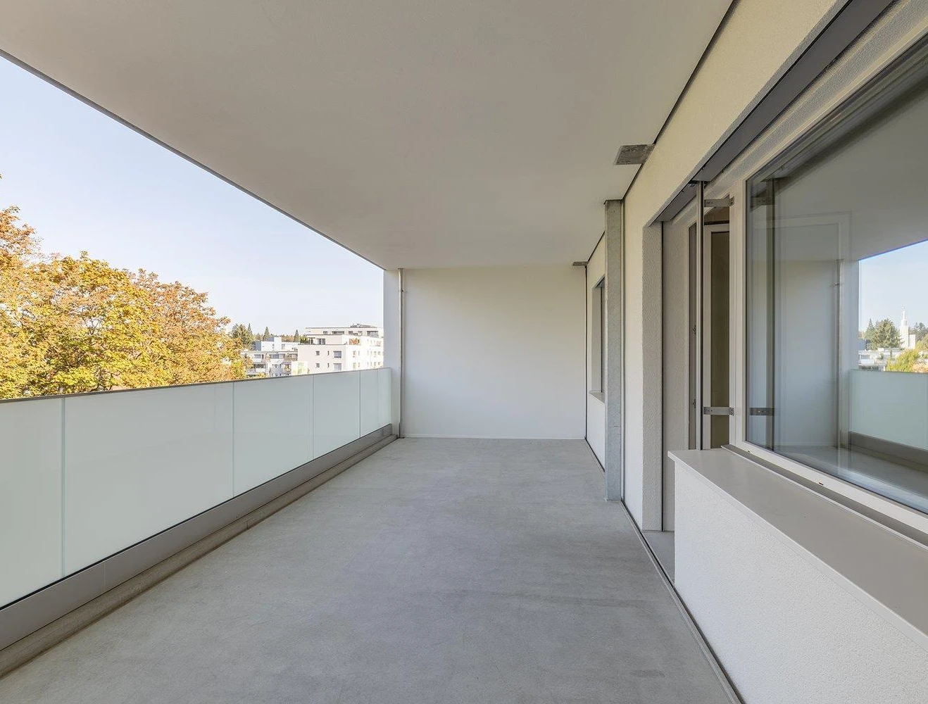 Balkon mit Glasgeländer
