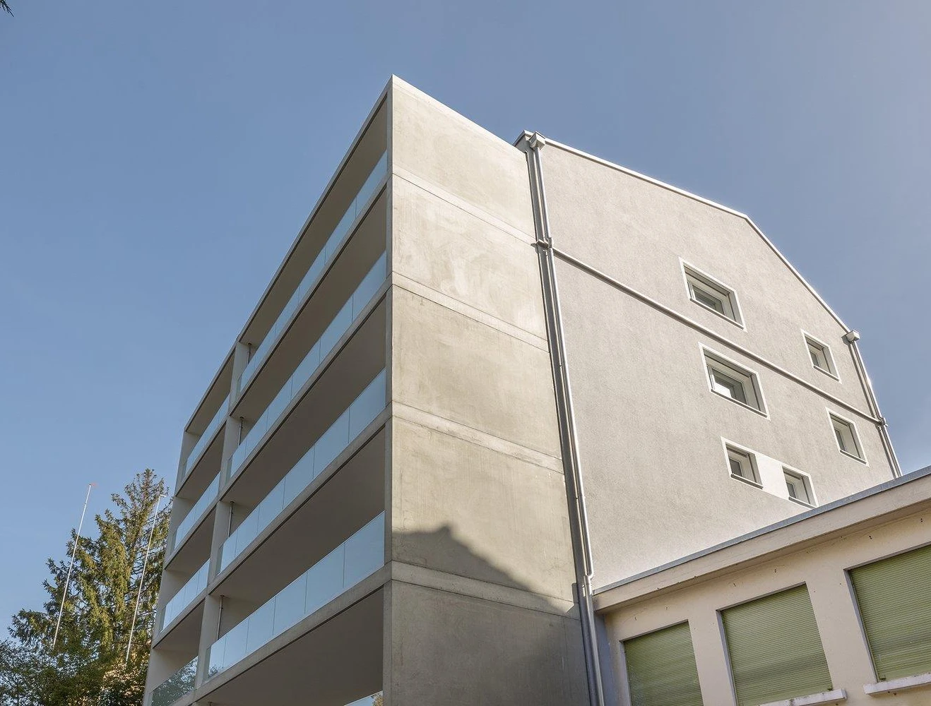 Modernes Mehrfamilienhaus von außen