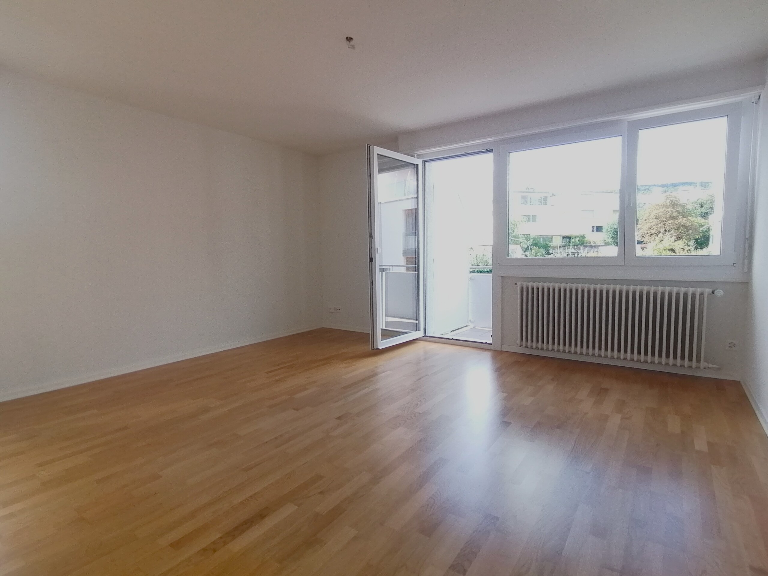 Leeres Wohn- oder Schlafzimmer mit Balkonzugang