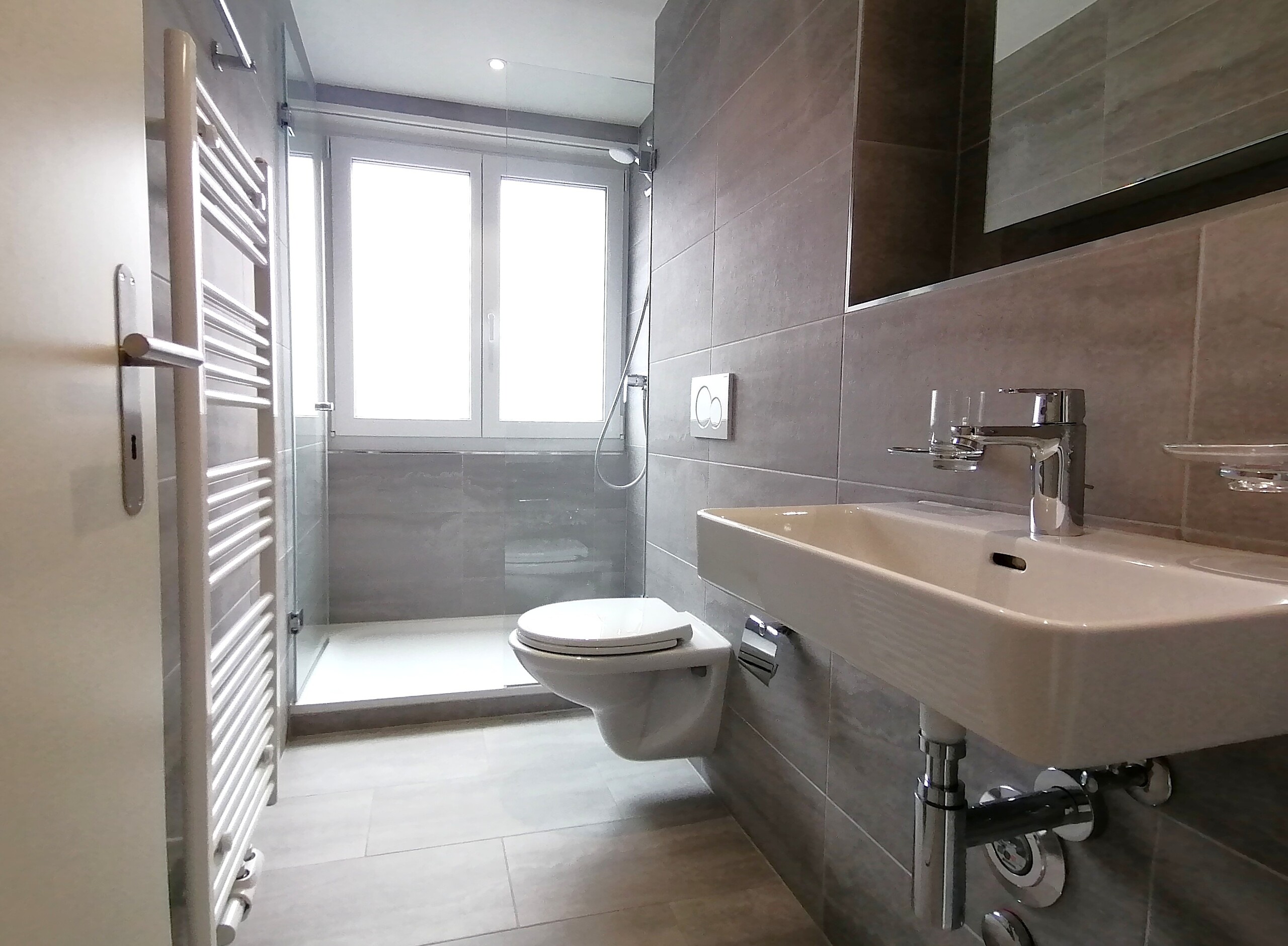 Modernes Badezimmer mit Dusche und Wand-WC