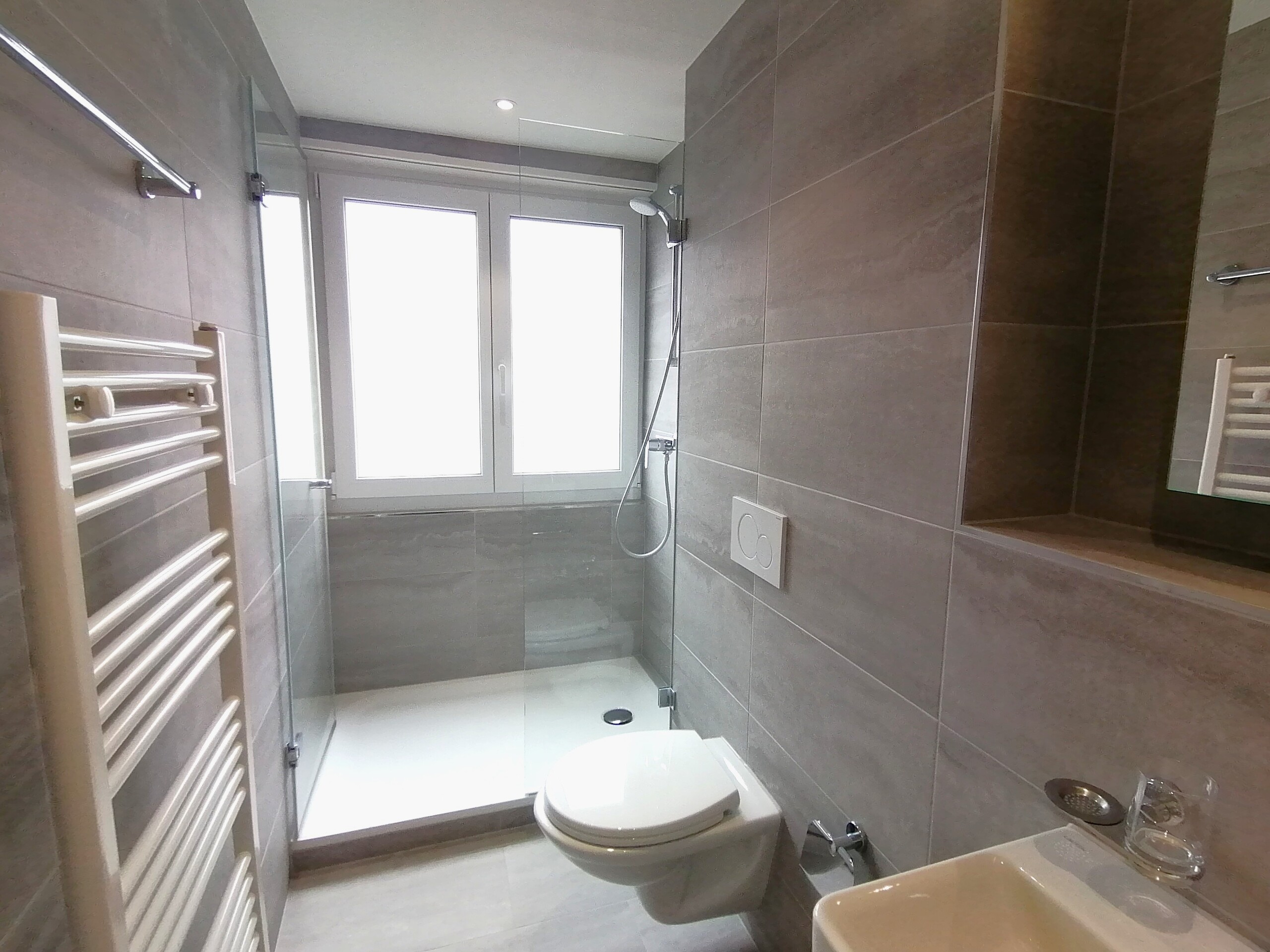 Modernes kleines Badezimmer mit bodengleicher Dusche und WC