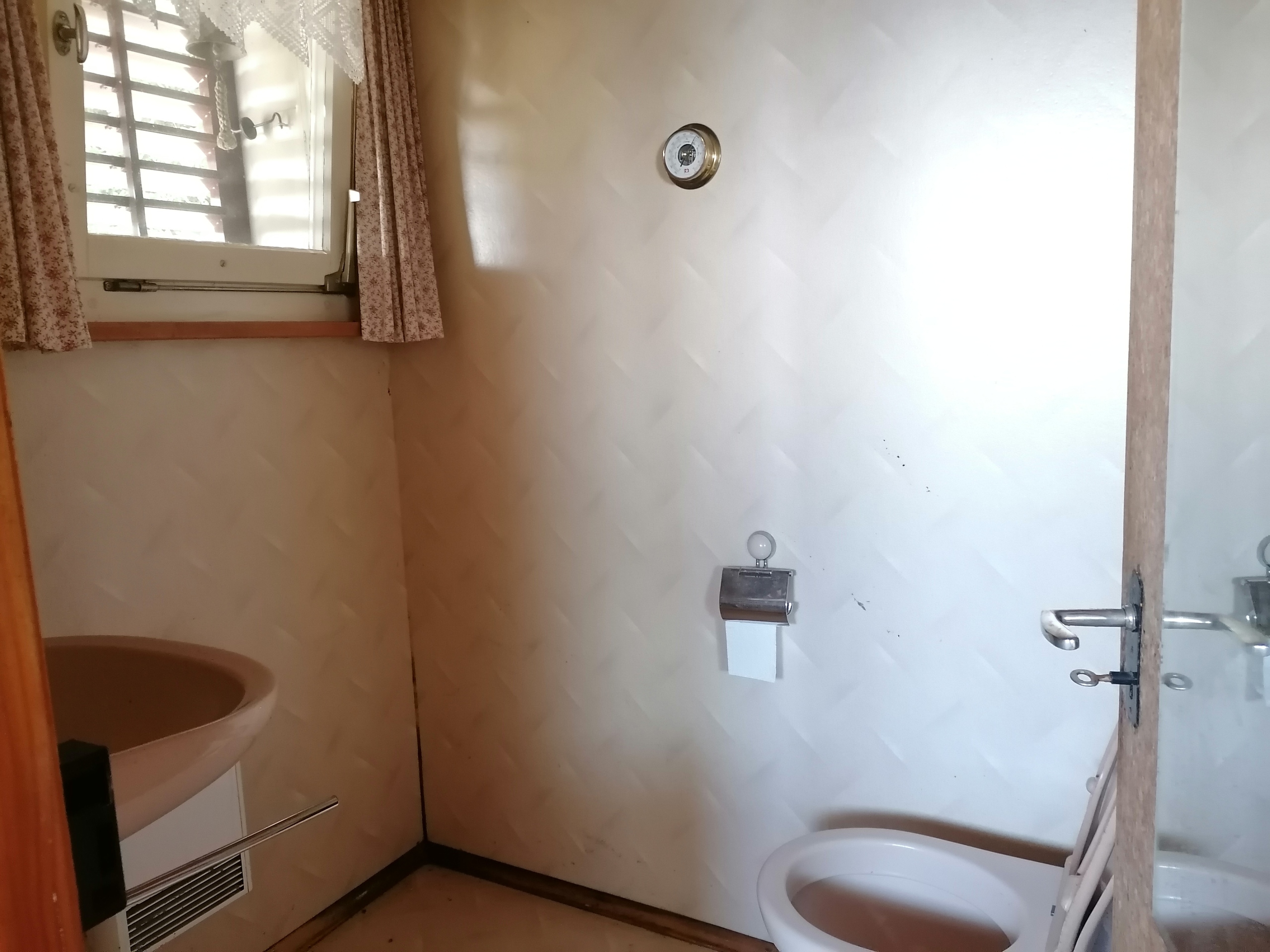 Bad mit Fenster und WC